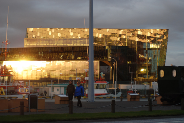 Islands nya konserthus Harpa i solnedgång.