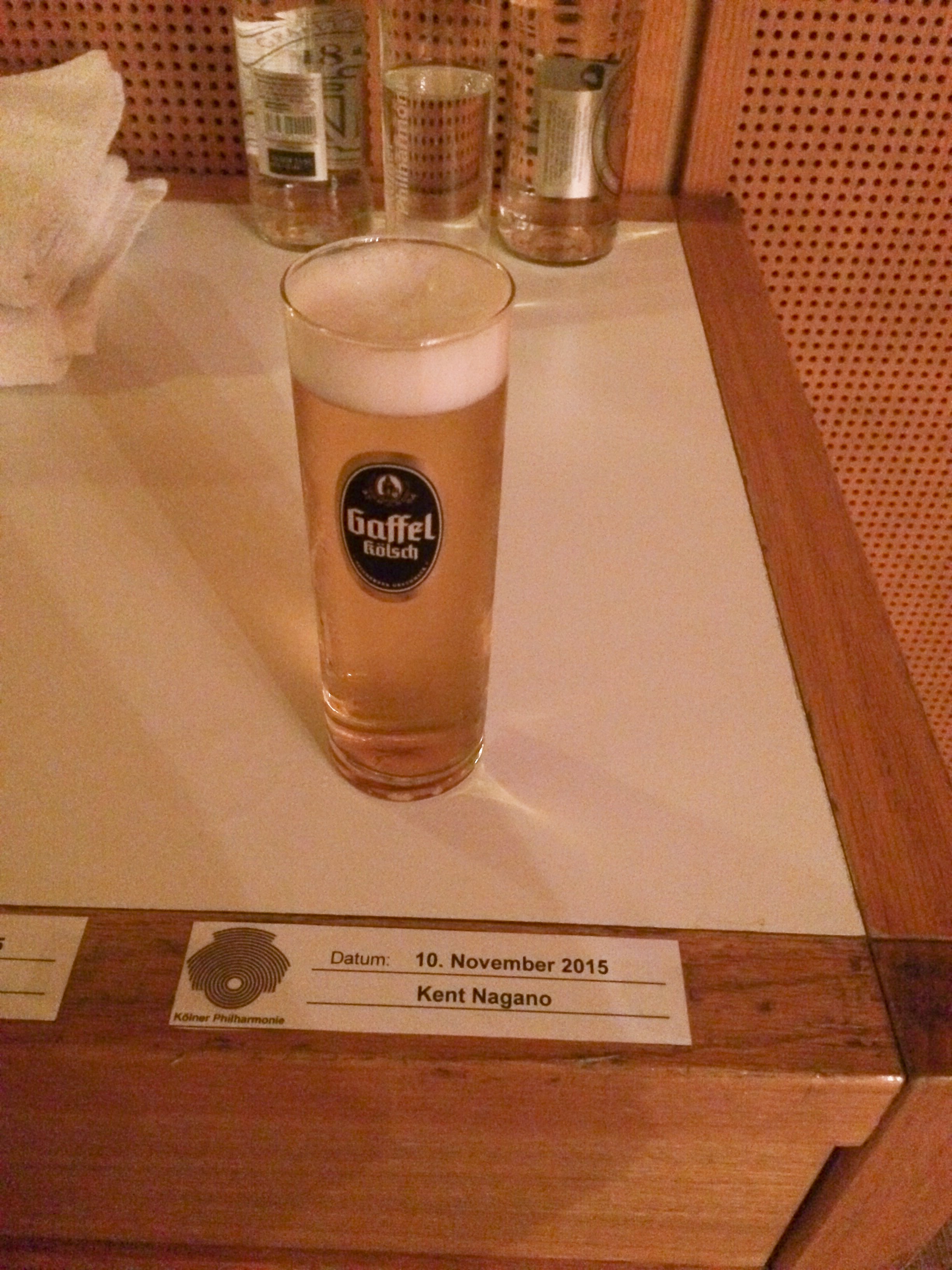 Kölnpersonalen passade på att flirta lite med Nagano och placerade ett privat glas med namnlapp vid sceningången.