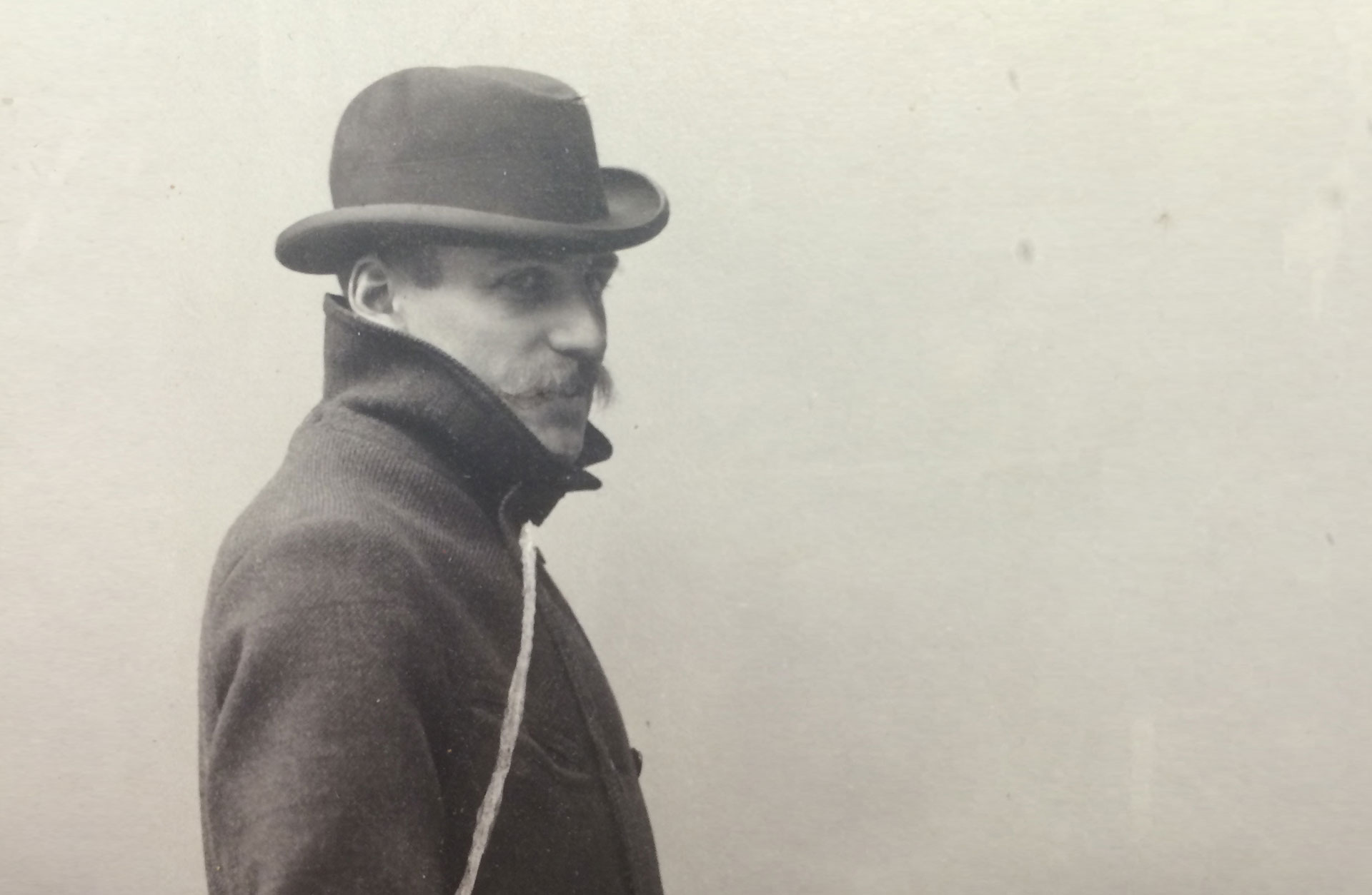 Porträtt av Wilhelm Stenhammar med mustasch, rock och plommonstop