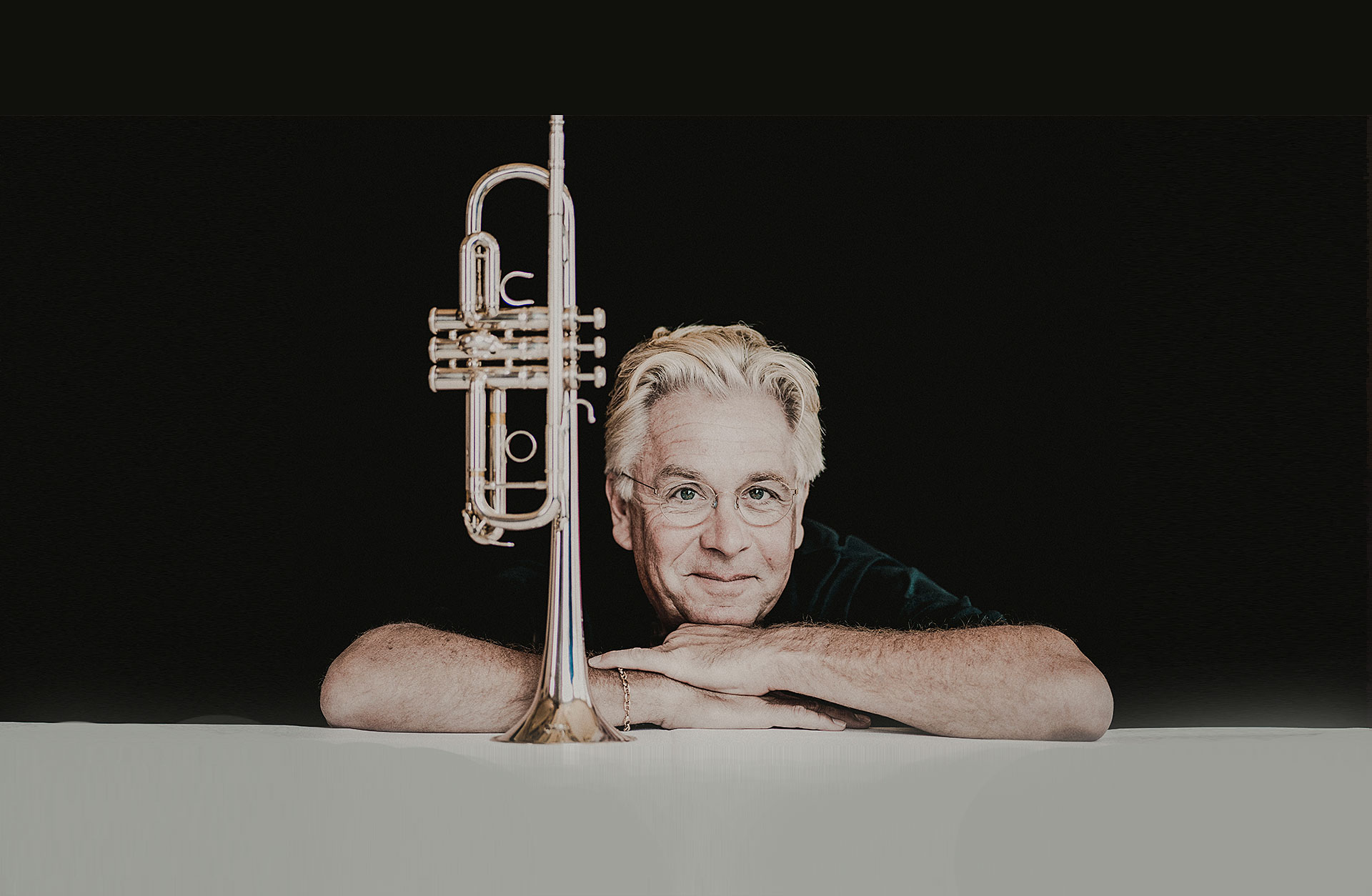 Trumpetaren Håkan Hardenberger med trumpeten i förgrunden.