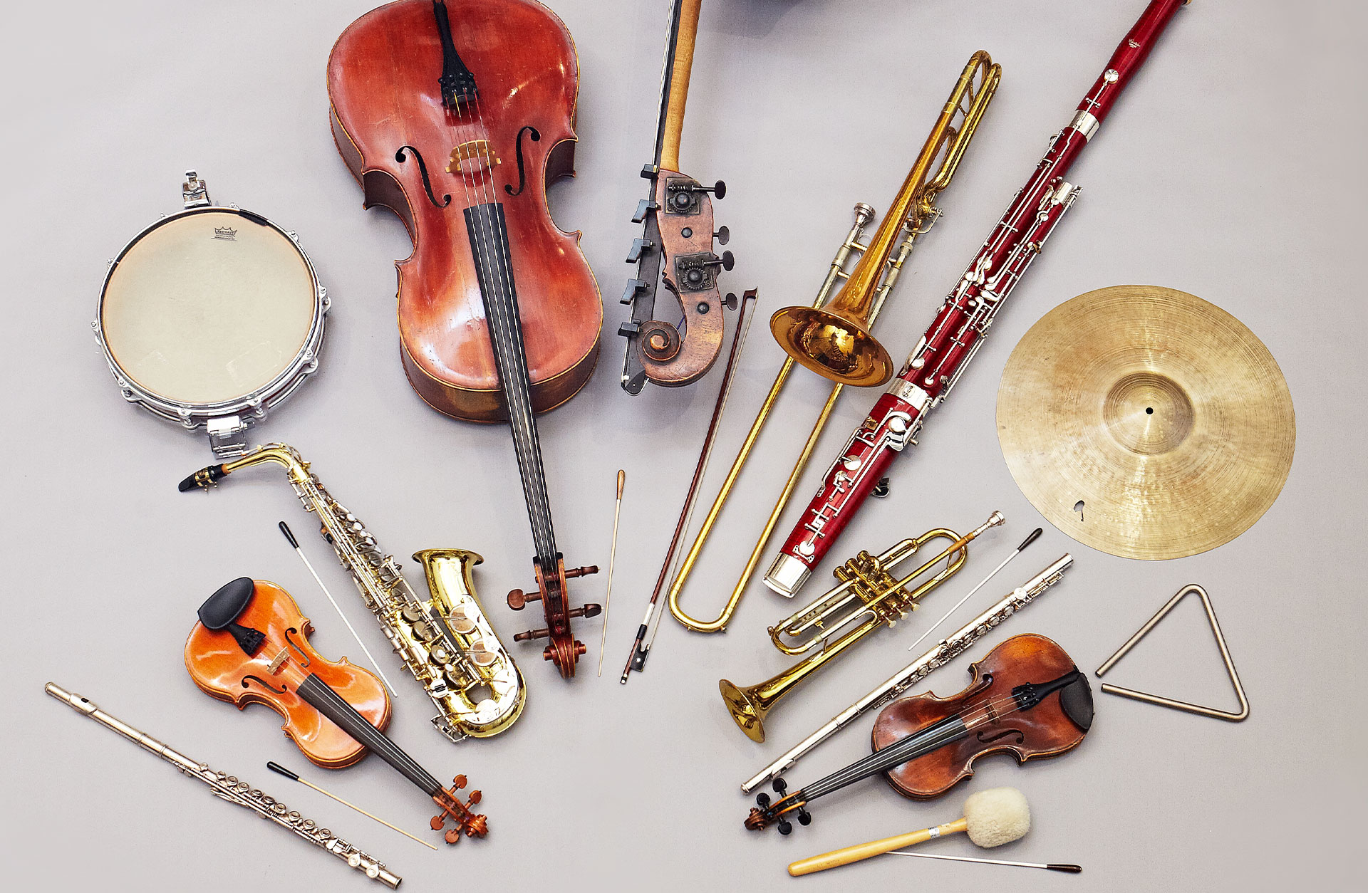 Olika instrument ligger utspridda i en halvcirkel på golvet