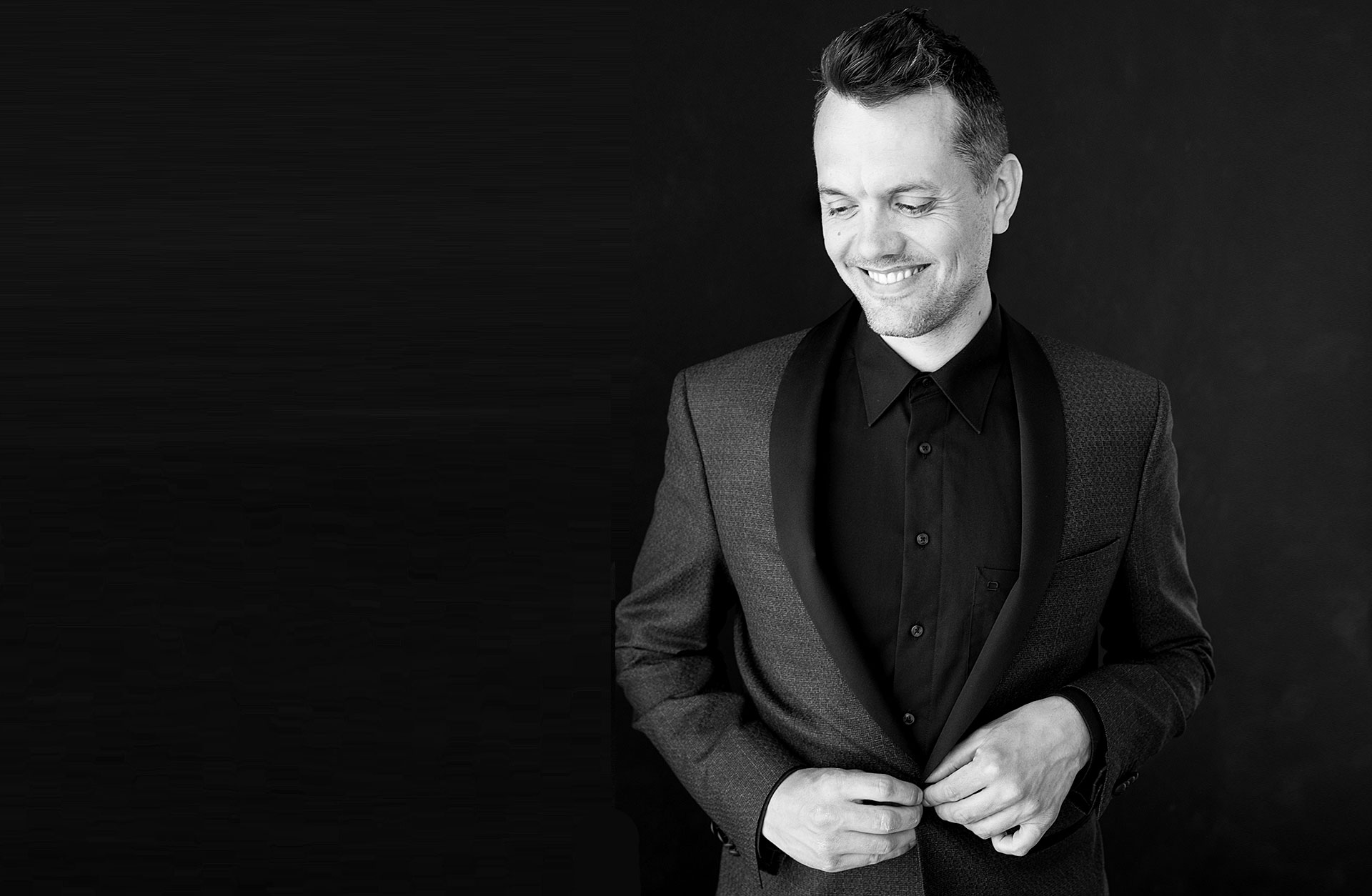 Daníel Bjarnason ler och knäpper en knapp i sin smoking.