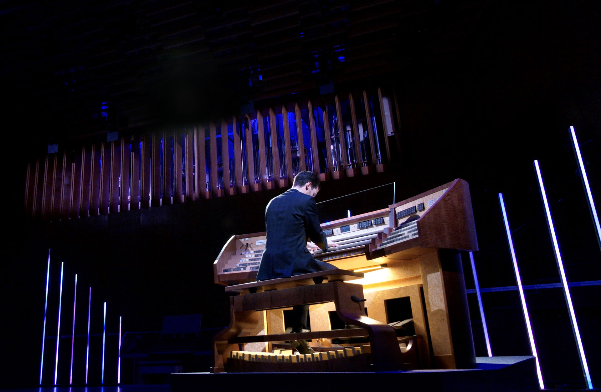 organist som spelar på stora scenen