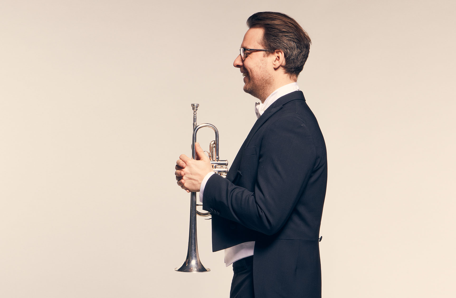 Trumpetaren Per Ivarsson med sin silvriga trumpet i handen.