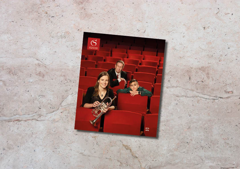 Framsidan på generalprogrammet med bild på röda salongsstolar och en trumpetare, en äldre man och en ung pojke.