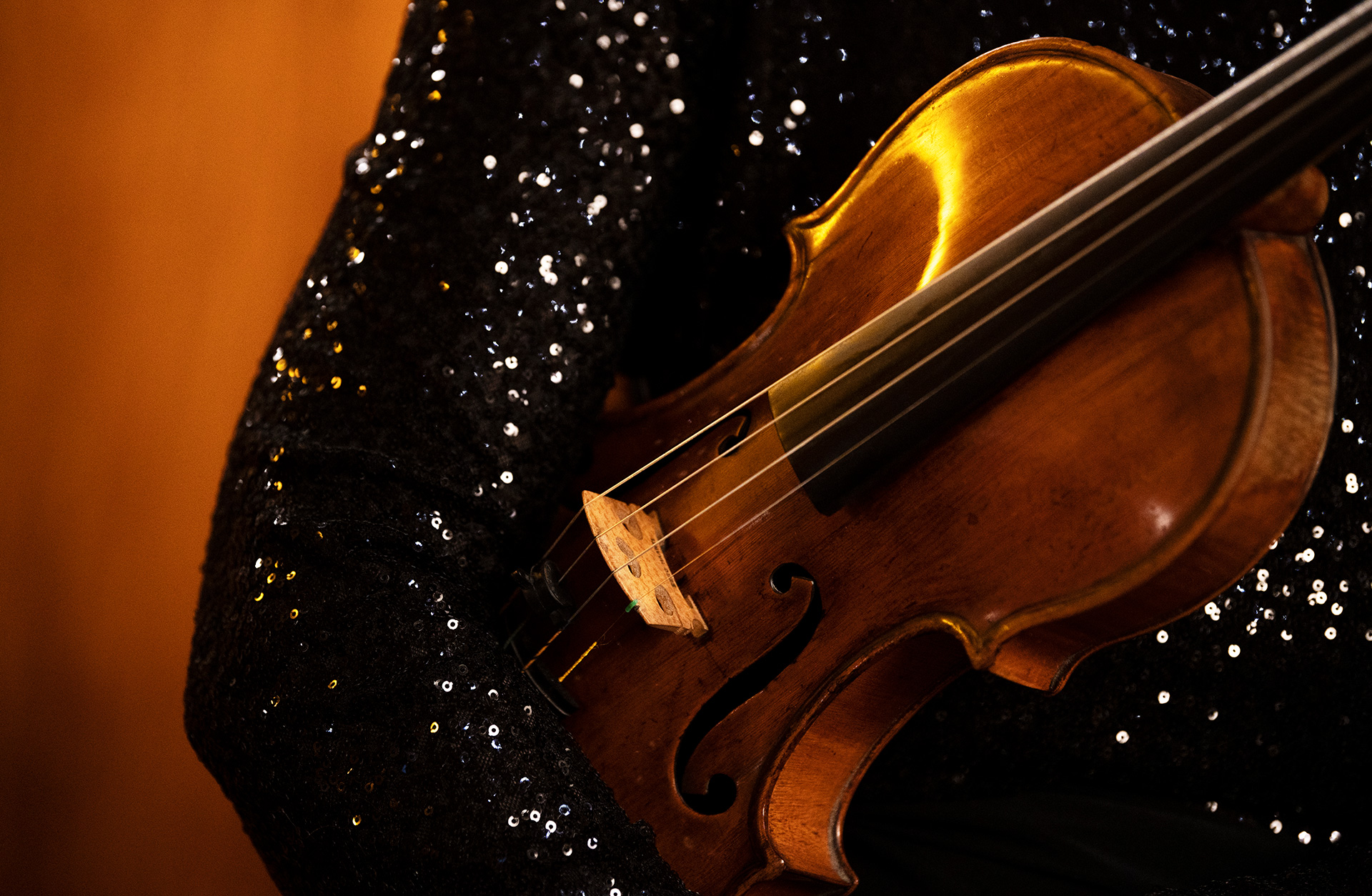 Annika i glittrig klänning håller om sin fiol