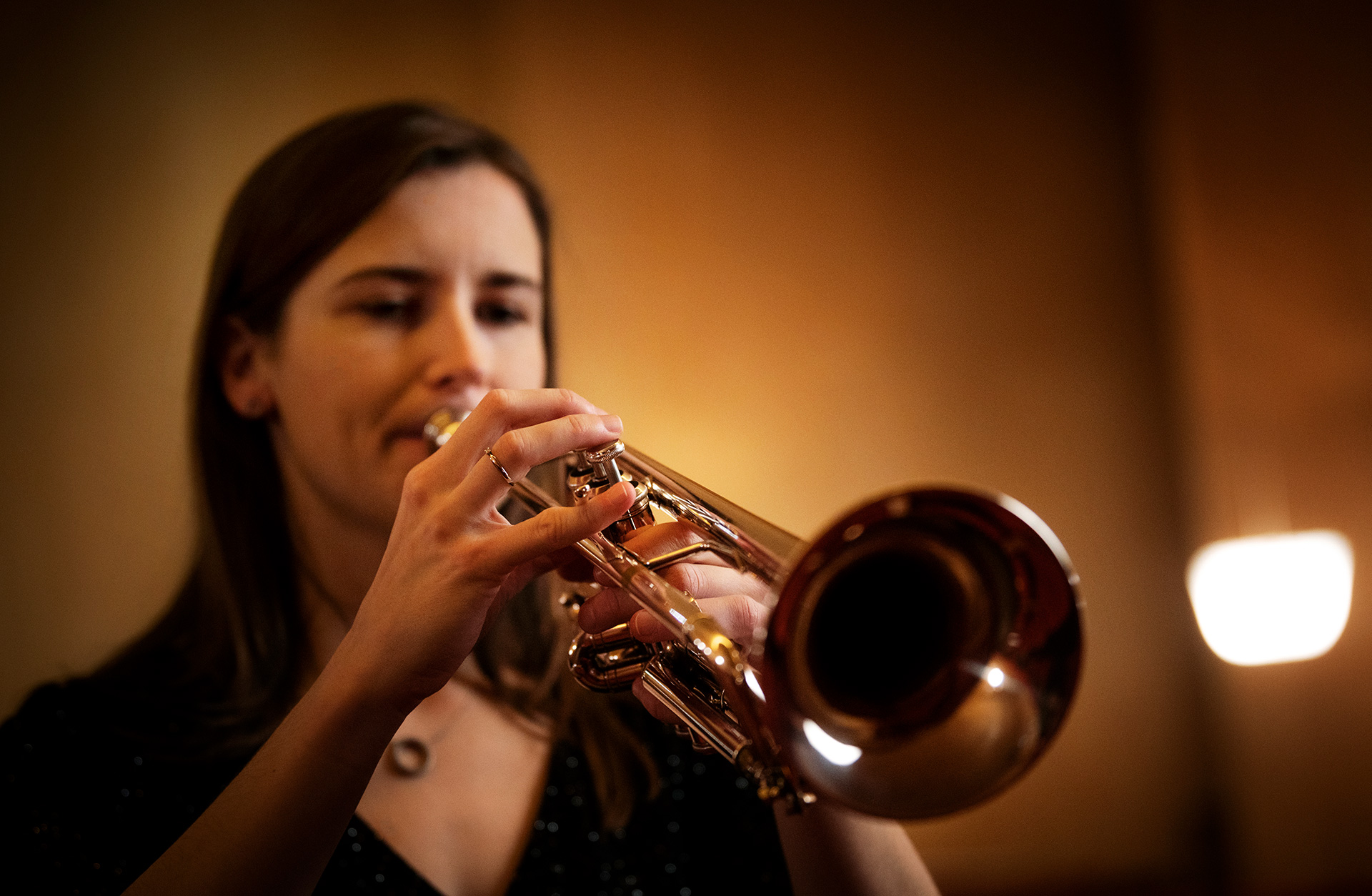 Urska spelar trumpet