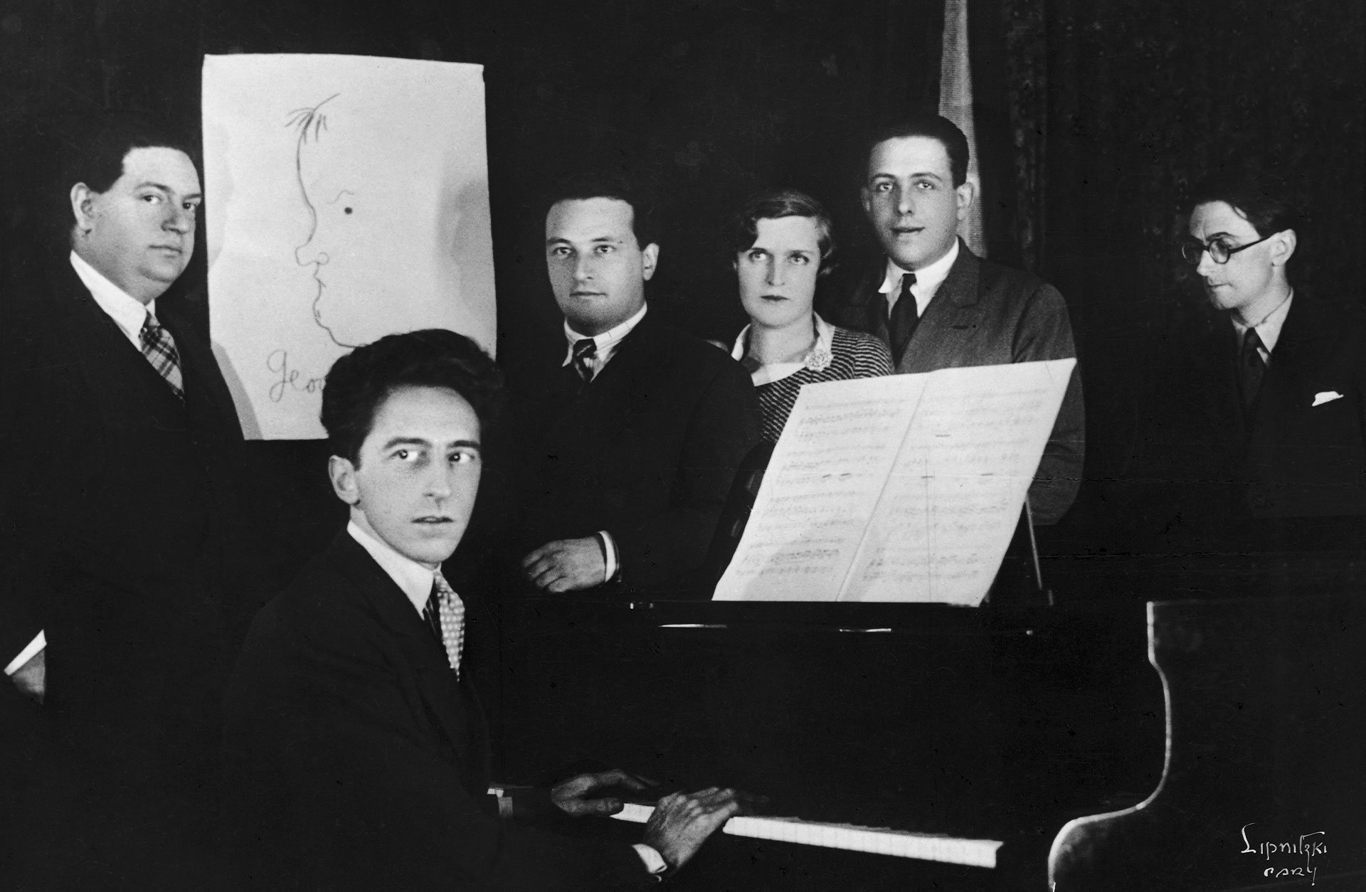 Kompositörsgruppen Les Six med sin talesperson Jean Cocteau vid pianot.