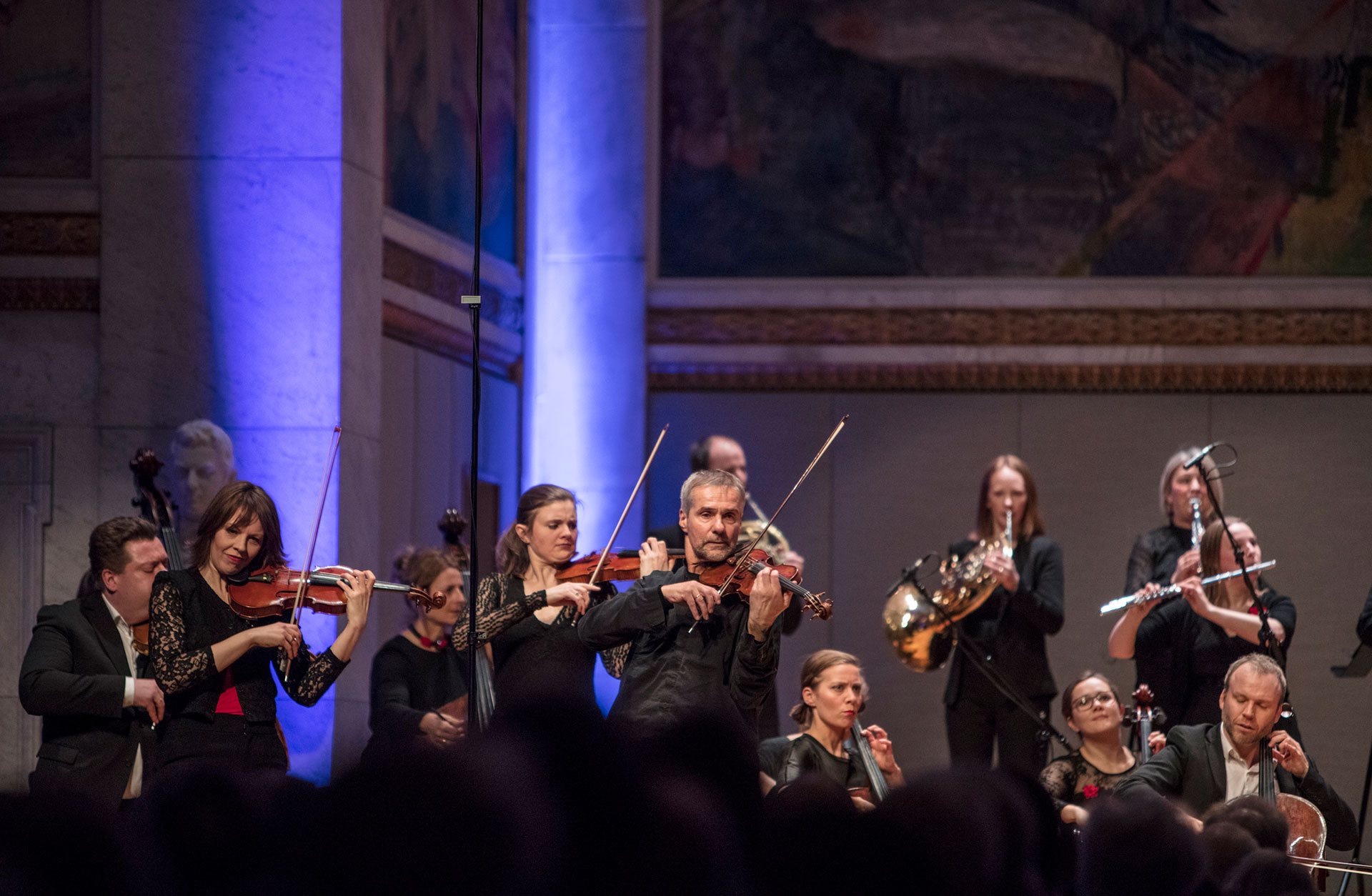 Norska Kammarorkestern med Terje Tönnesen spelar konsert.