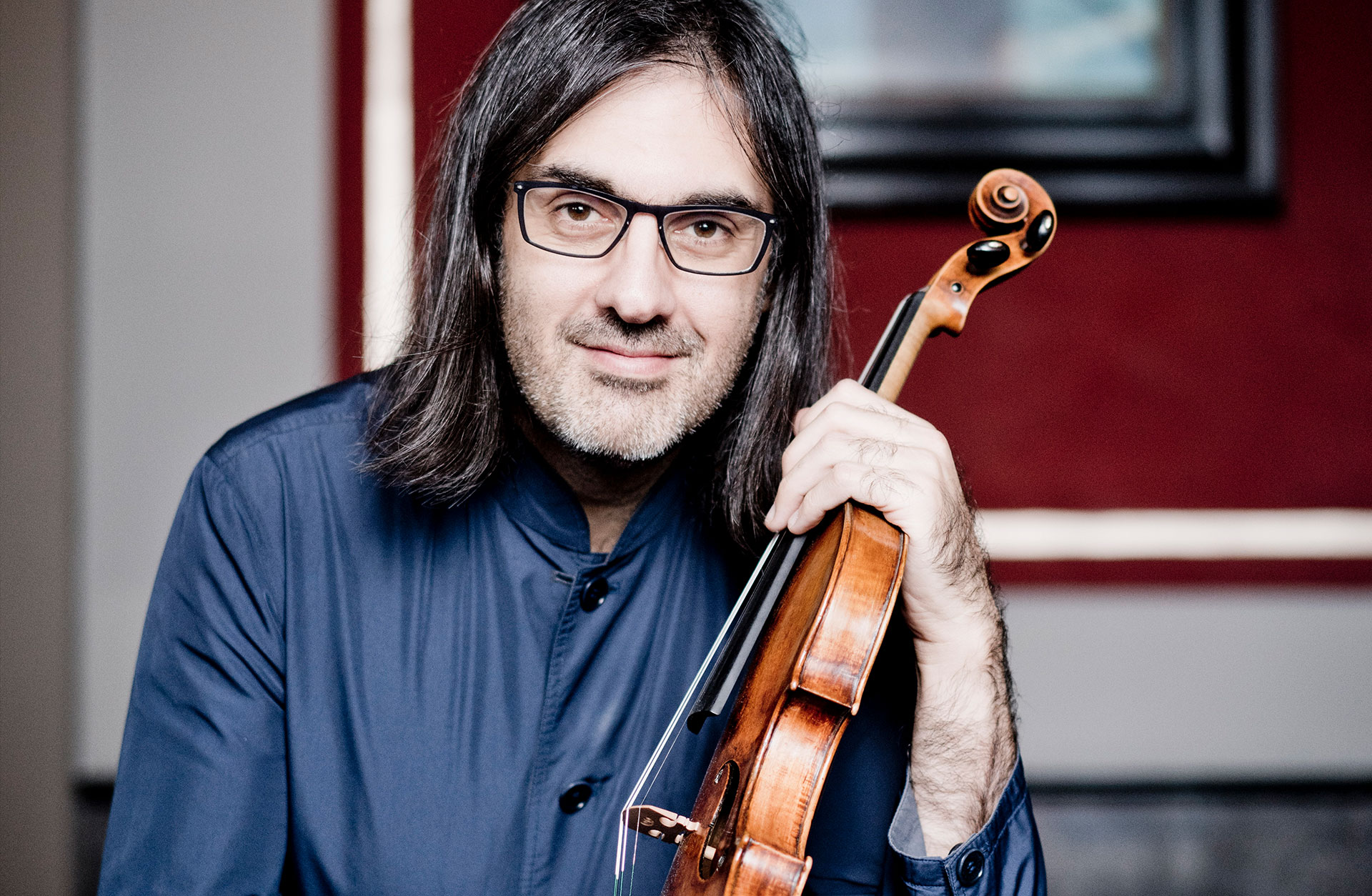 Leonidas Kavakos med violinen i handen.