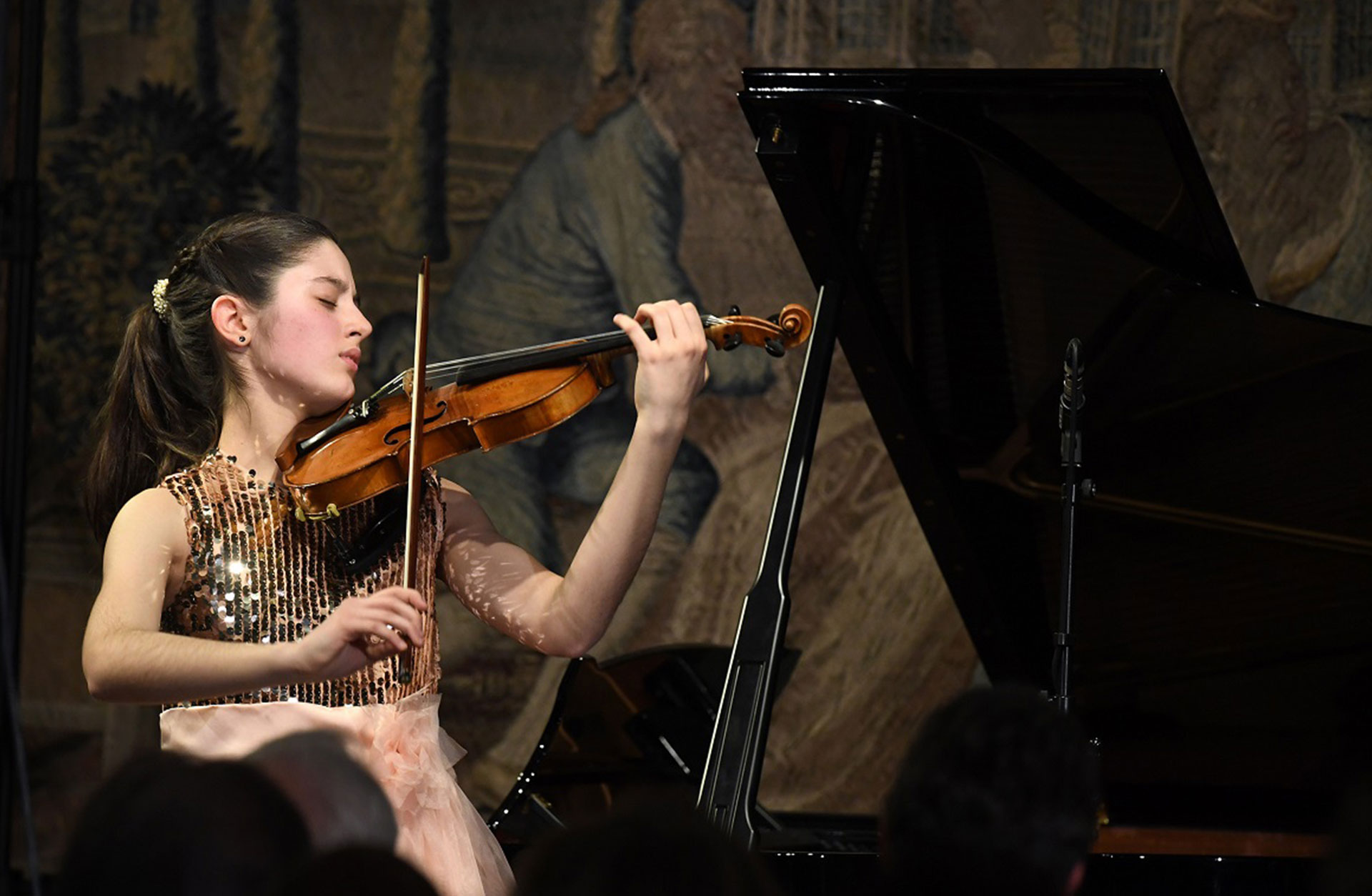 Maria Dueñas spelar lidelsefullt på sin violin under en konsert.