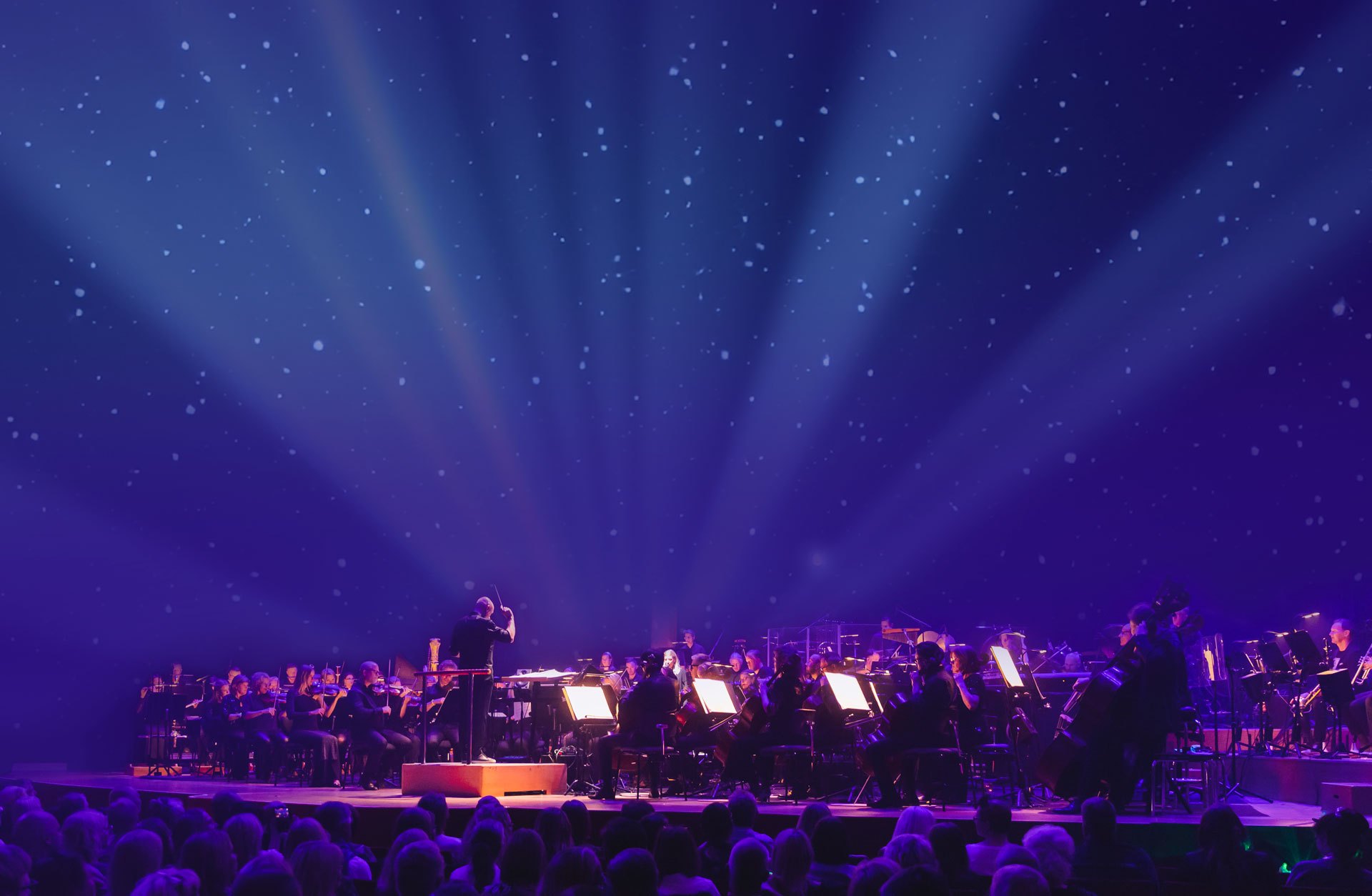 Orkester med blå stjärnhimmel ovanför.