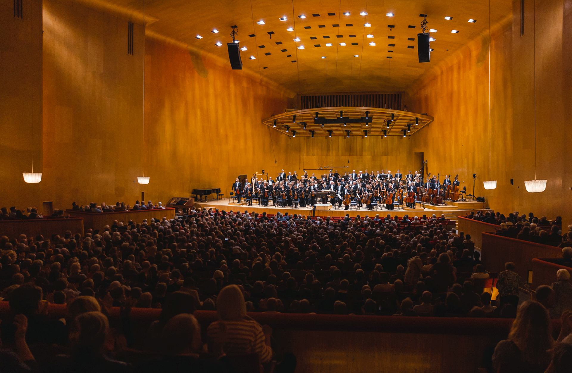 En fullsatt konsertsal med Göteborgs Symfoniker på scenen.