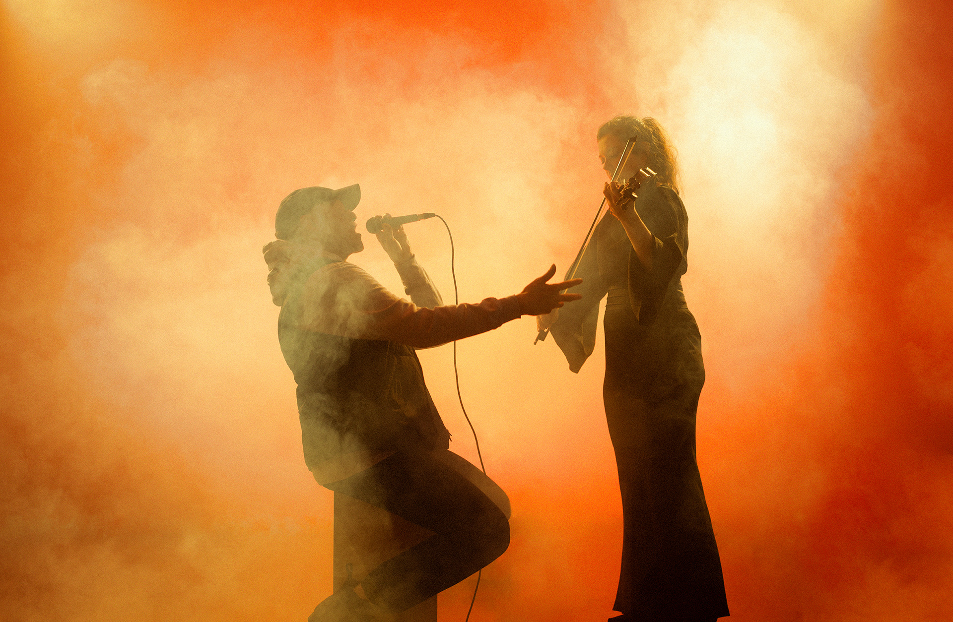 En hipphoppare och en violinist i rök och dimma.