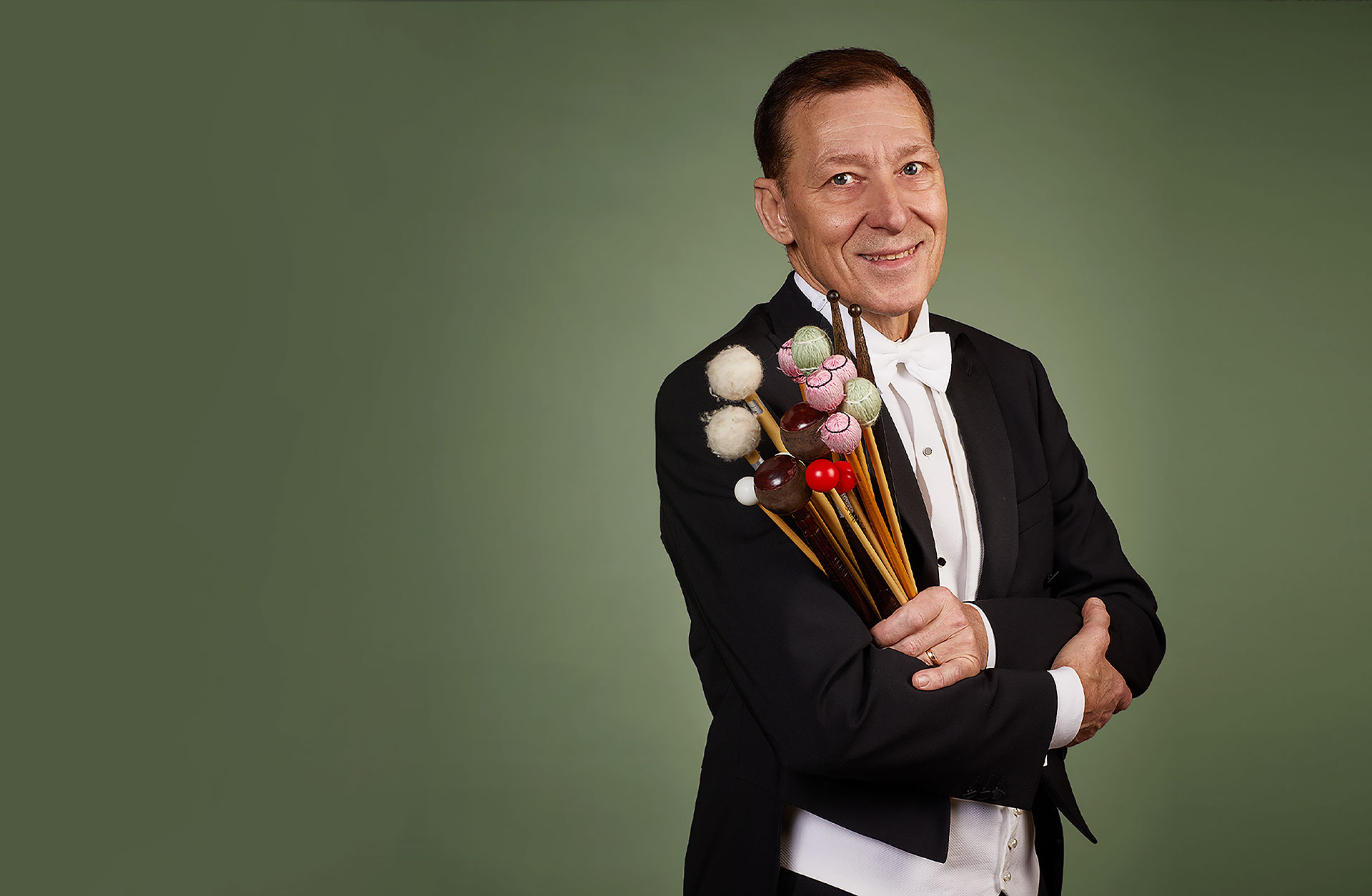 Roger Carlsson, slagverkare, står och håller i trumstockar