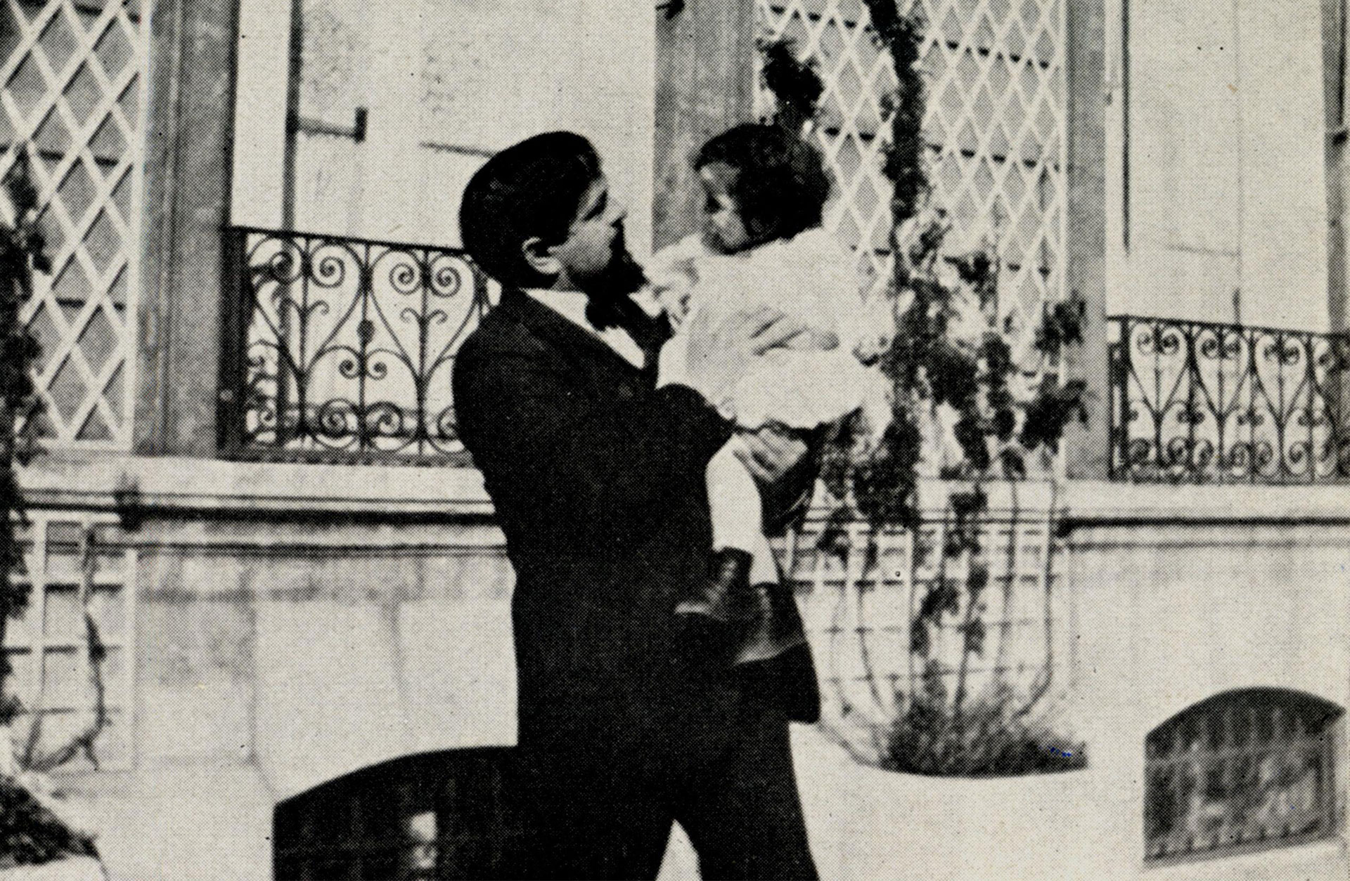 Claude Debussy i kostym med sin dotter på cirka 3 år i famnen.