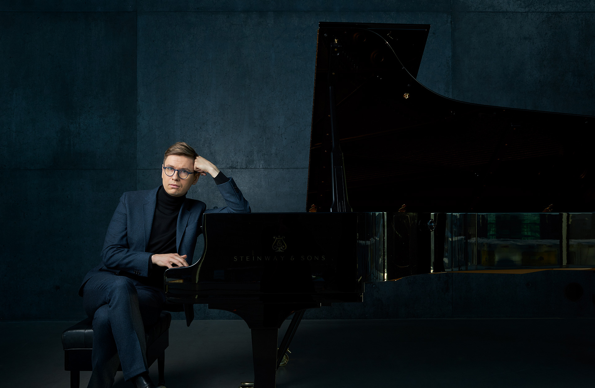 Vikingur sitter och lutar sig mot ett piano