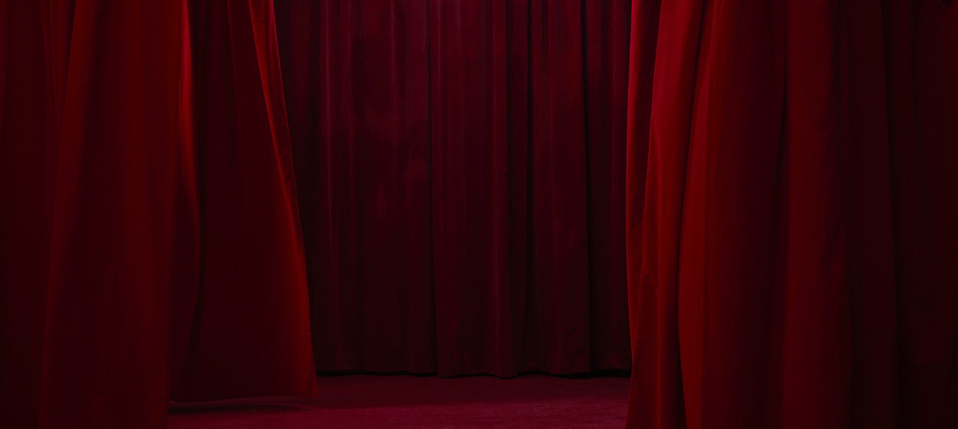 Röda draperier i sammet