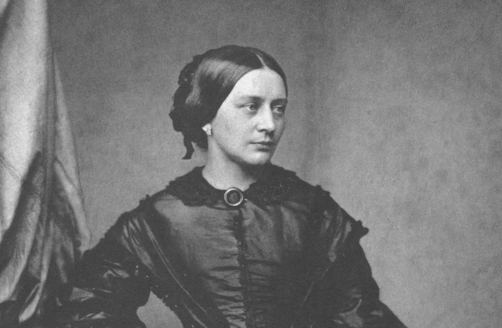 Clara Schumann klädd i klänning not en grå bakgrund