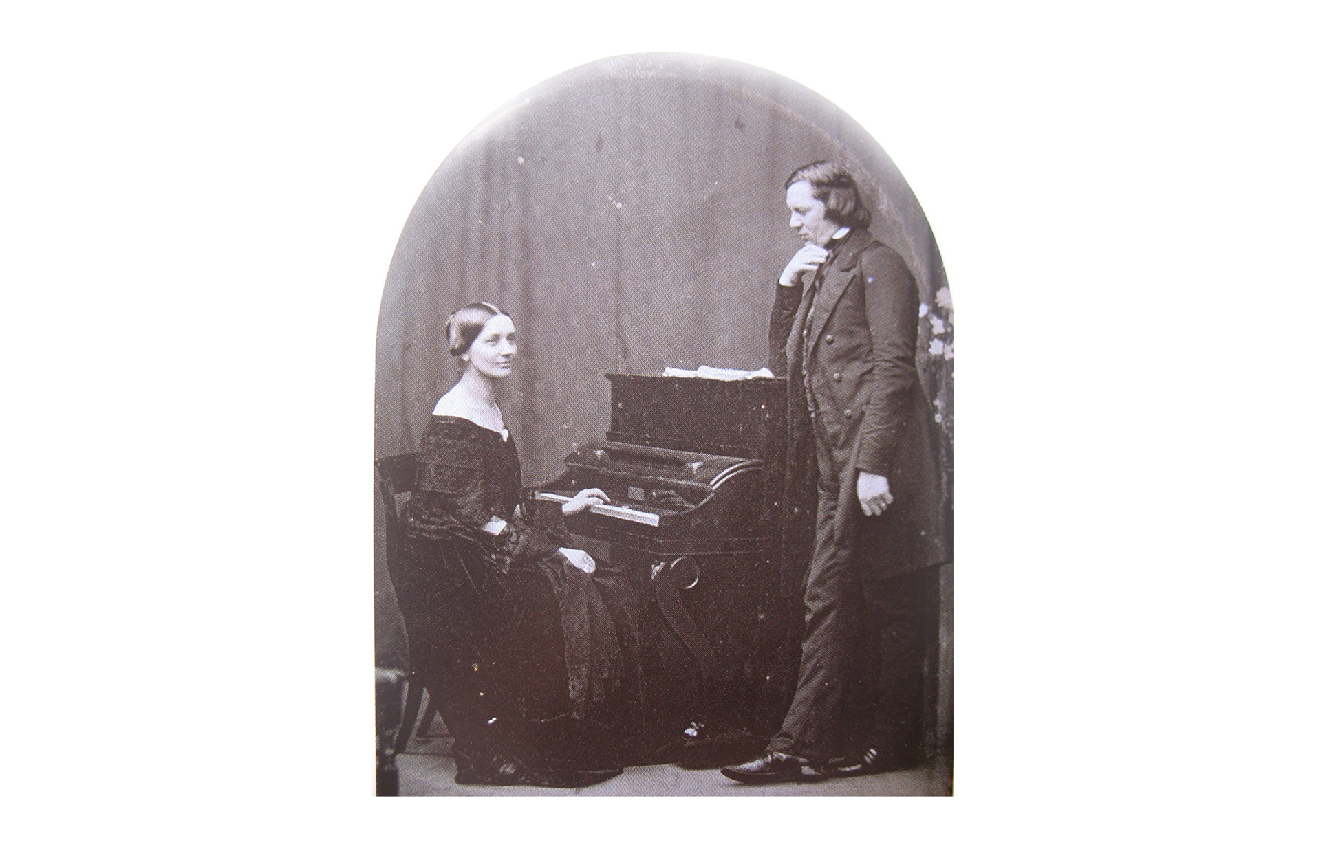 makarna Schumann med Clara vid pianot och Robert stående bredvid