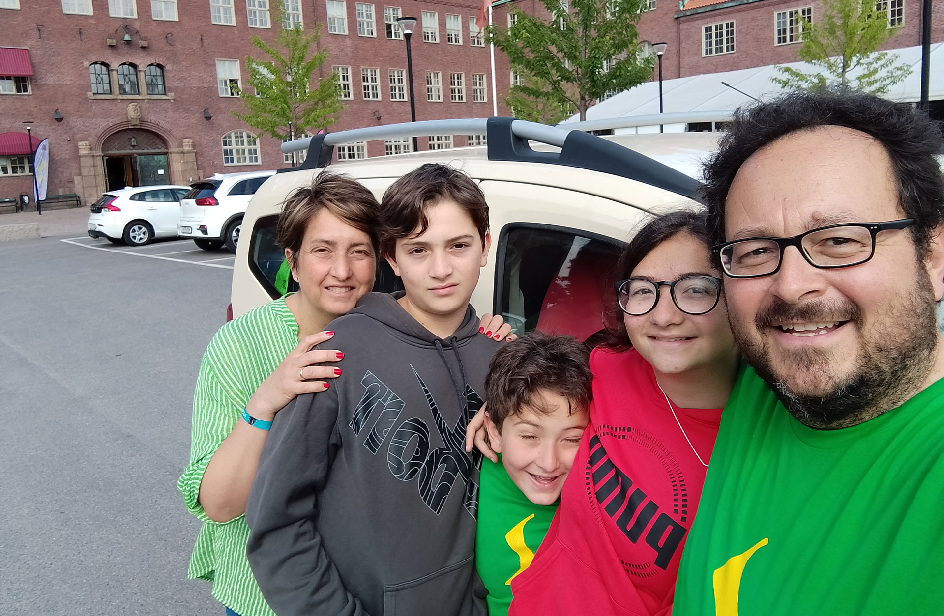 Hela familjen samlade framför bilen i Göteborg.