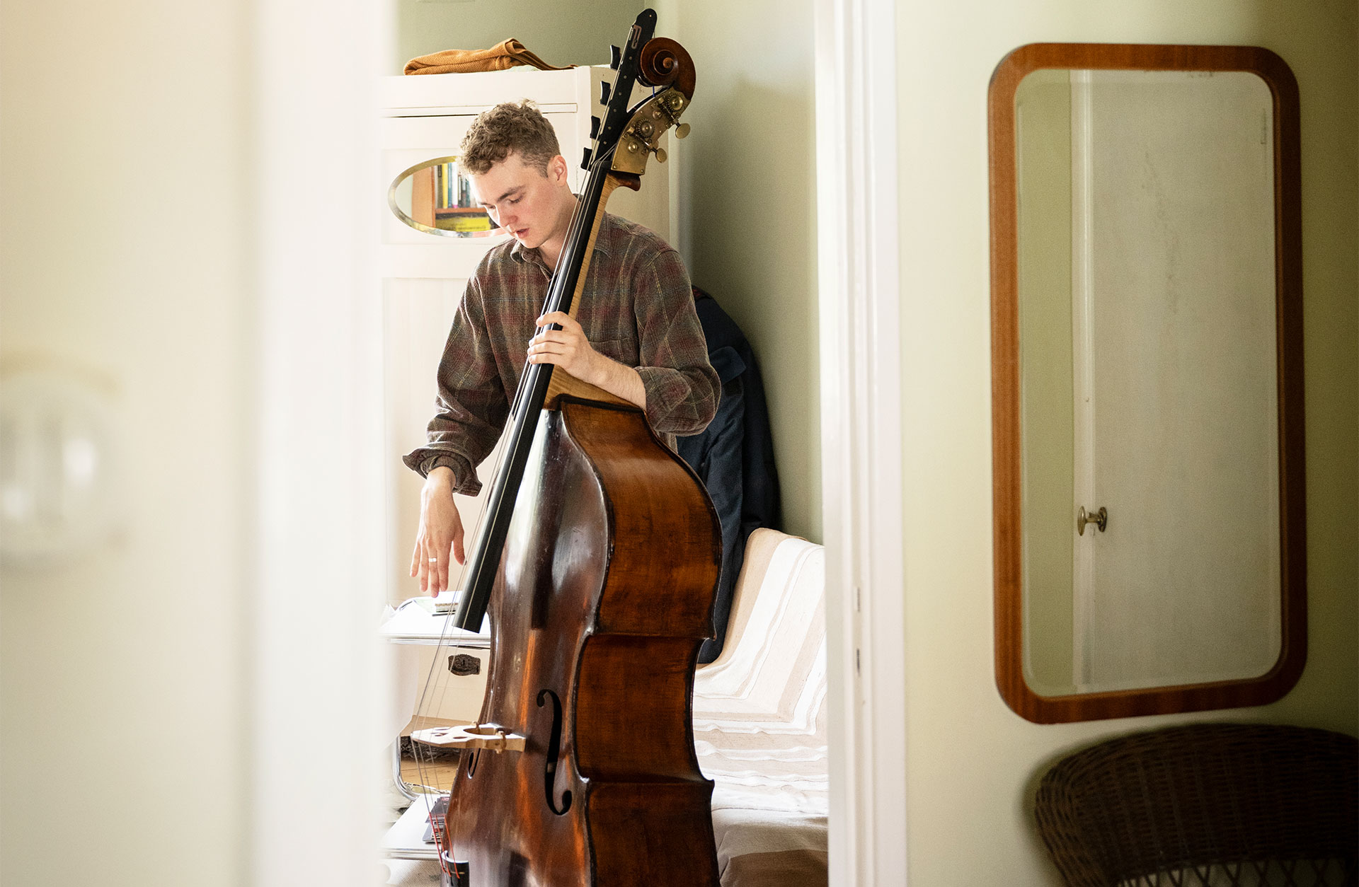 Markus Lang spelar på sin kontrabas i sin lägenhet..