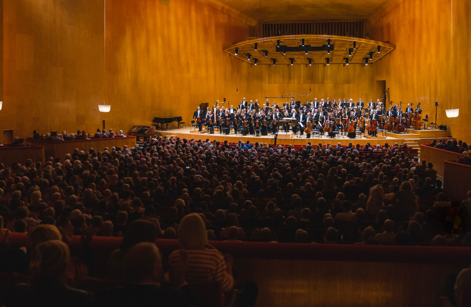 Göteborgs Symfoniker tar emot applådtacket på Stora salens scen.