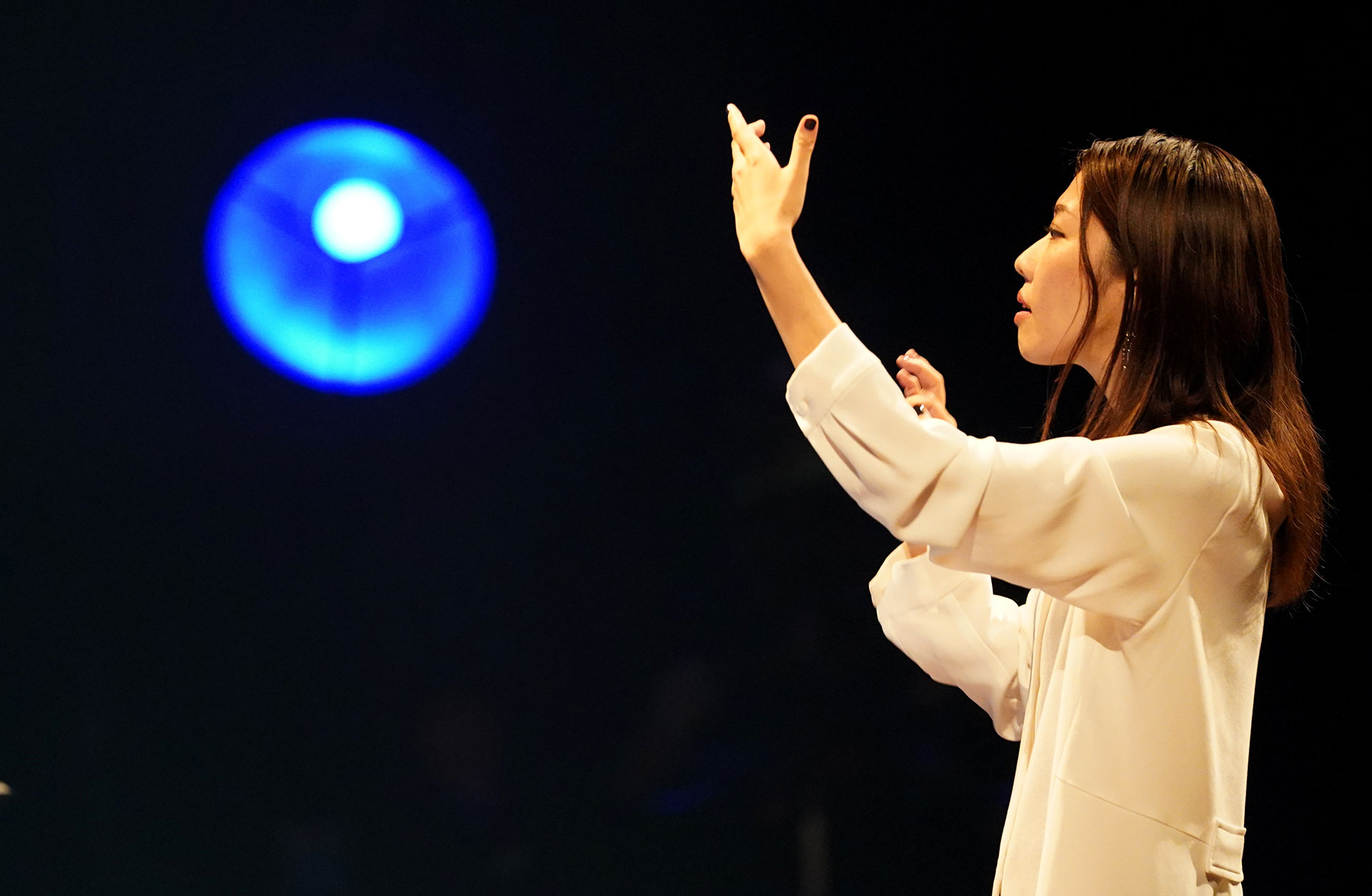 Miho Hazama dirigerar.