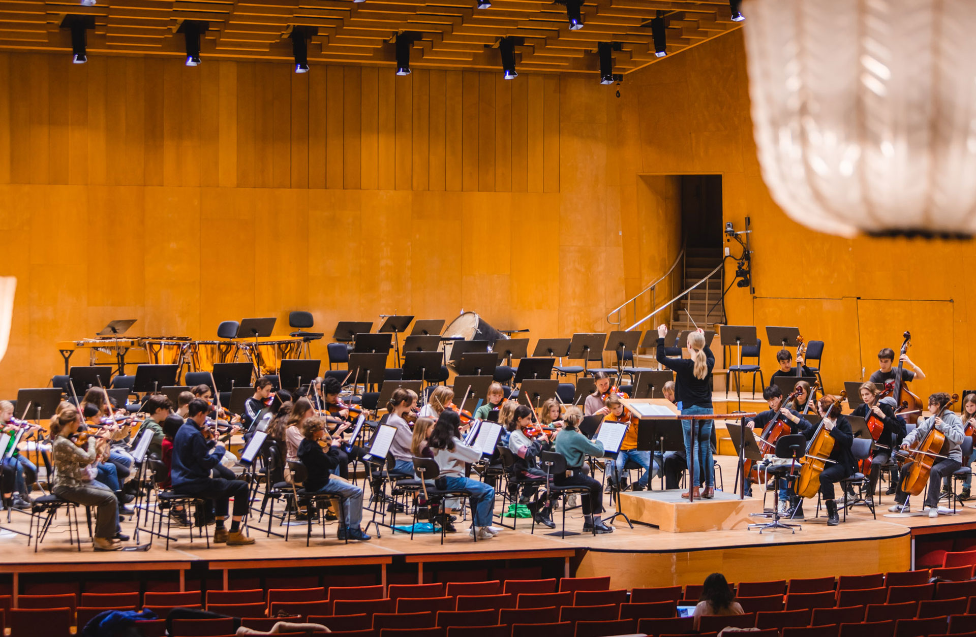 Sportlovsorkestern spelar i Konserthusets stora sal. På pulten står Marjolein Vermeeren.