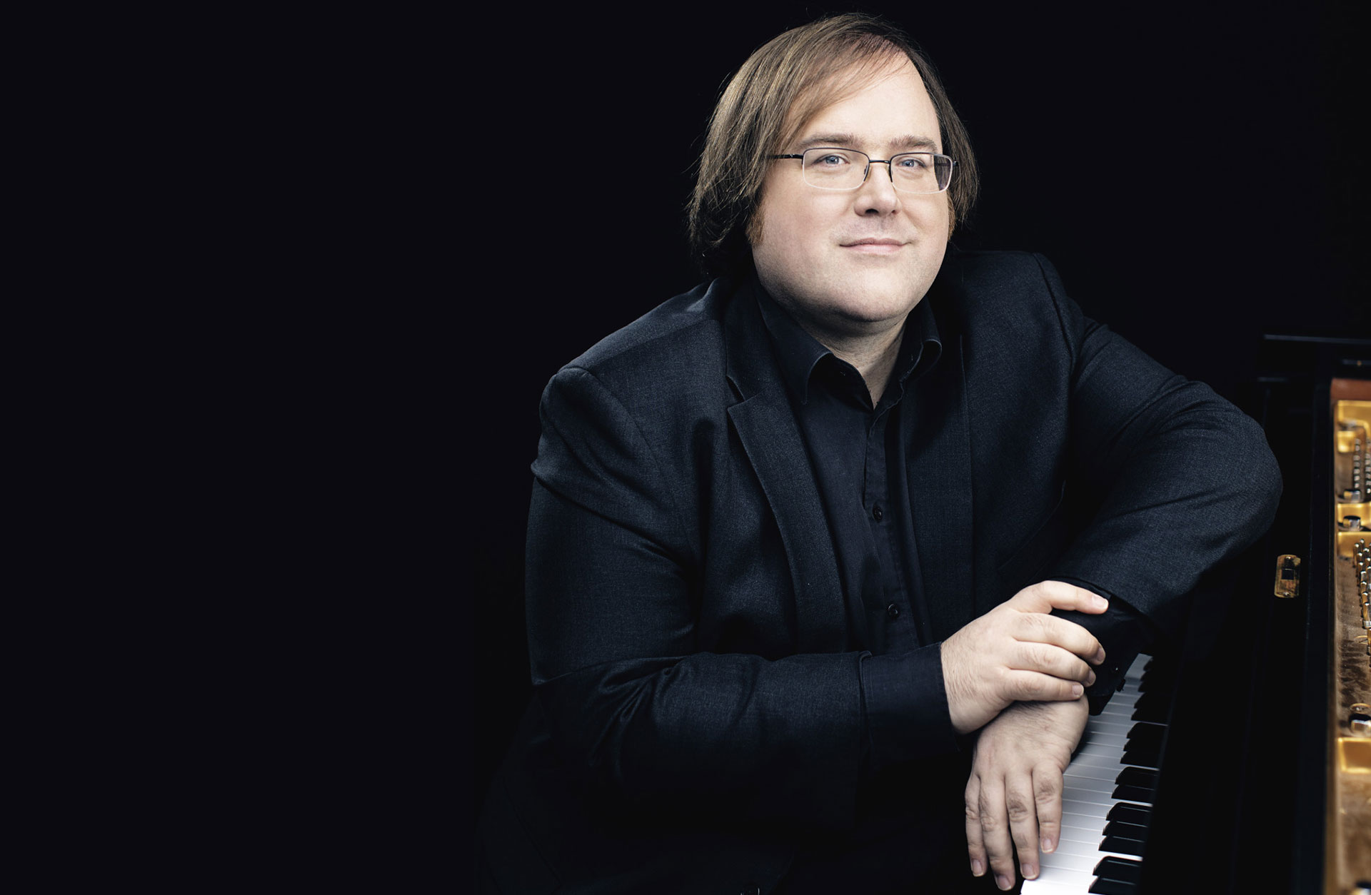 Pianisten Christian Ihle Hadland vid flygeln.