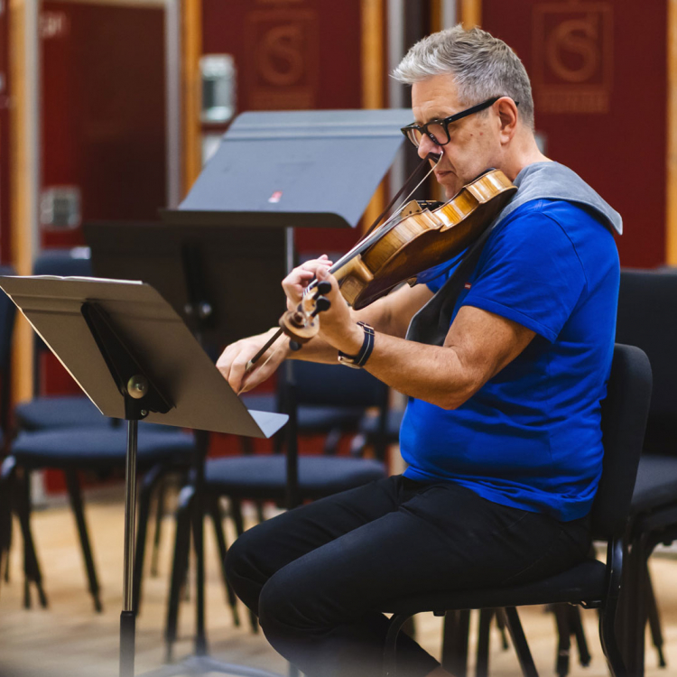 Lars Mårtensson övar ensam på sin viola i repsalen