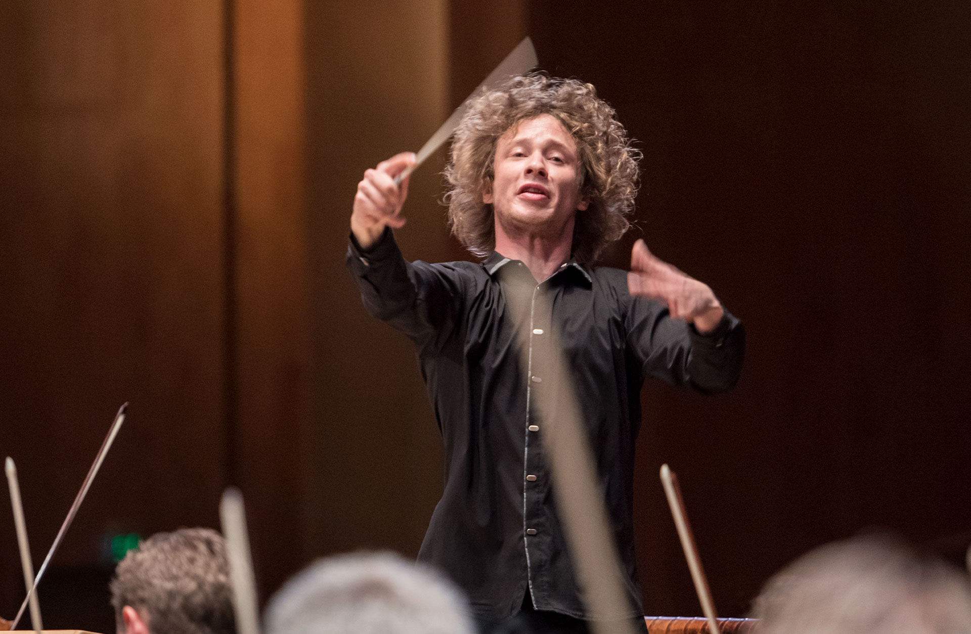 Dirigent Santtu-Matias Rouvali dirigerar orkestern.