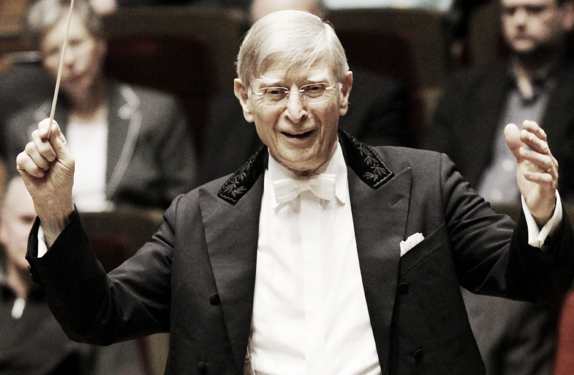 Herbert Blomstedt dirigerar orkester.