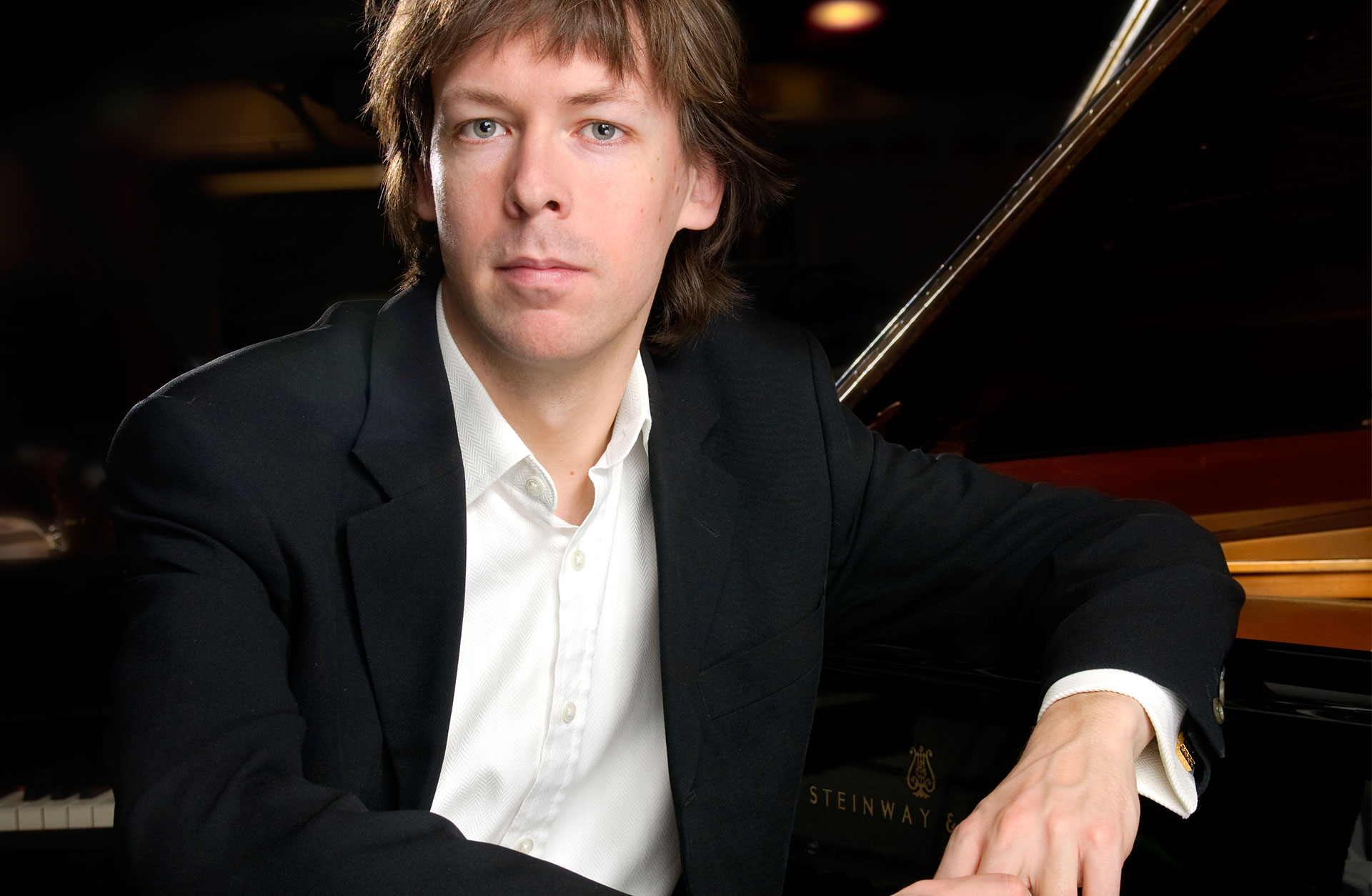 Pianisten Martin Sturfält sitter vid flygeln.