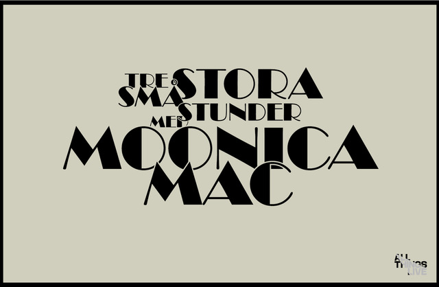 En beige/grå platta med svart text Tre stora småstunder med Moonica Mac