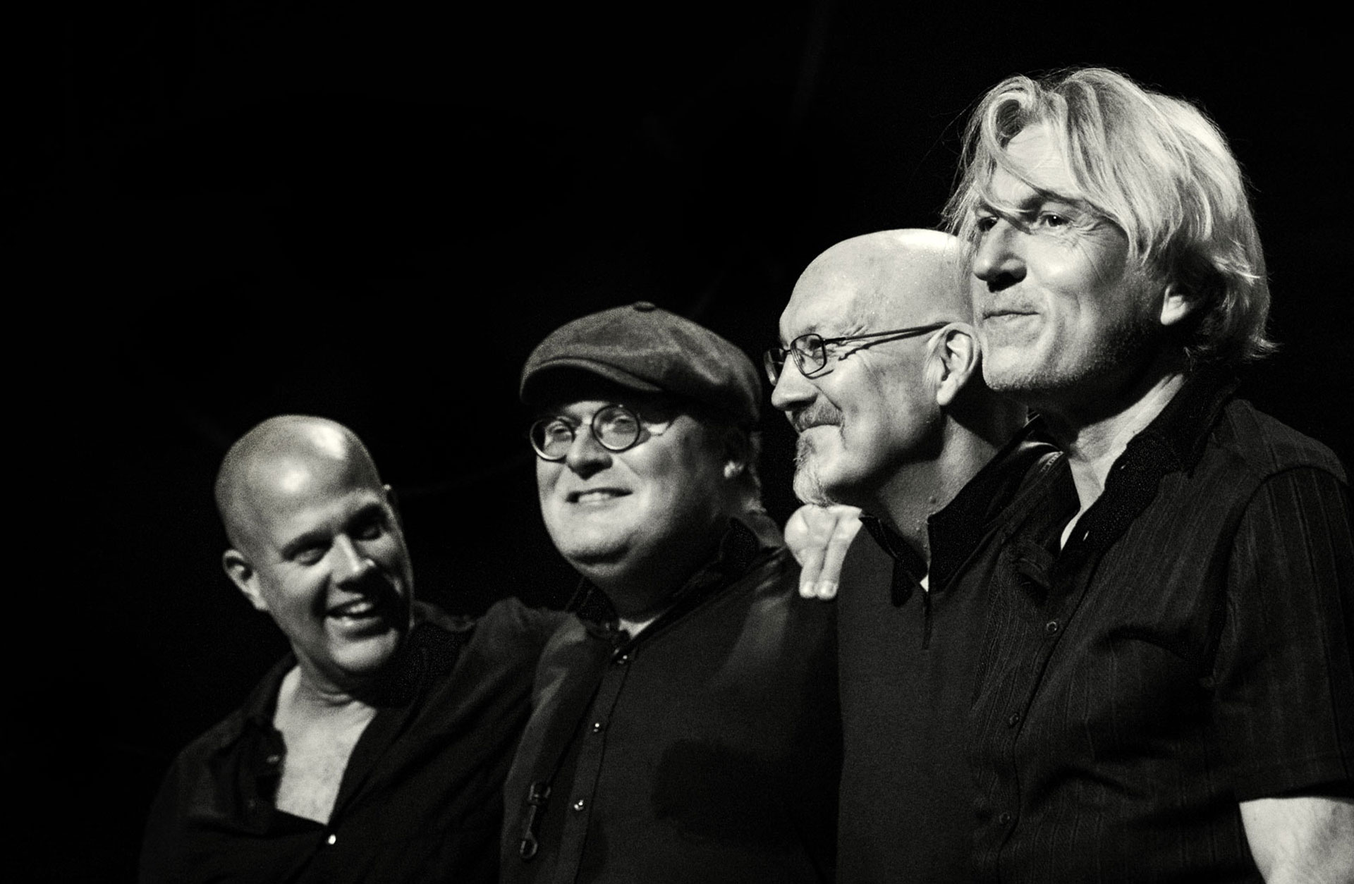 ensamblen Portable Infinity står på rad i profil mot svart bakgrund