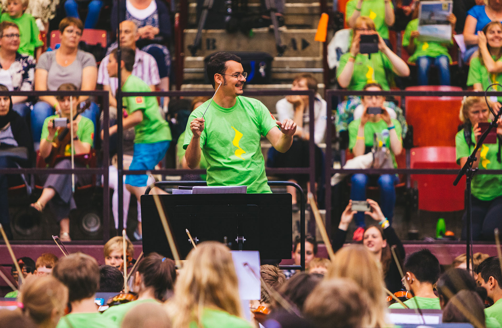 En glad Ron Davis Alvarez på dirigentpulten.