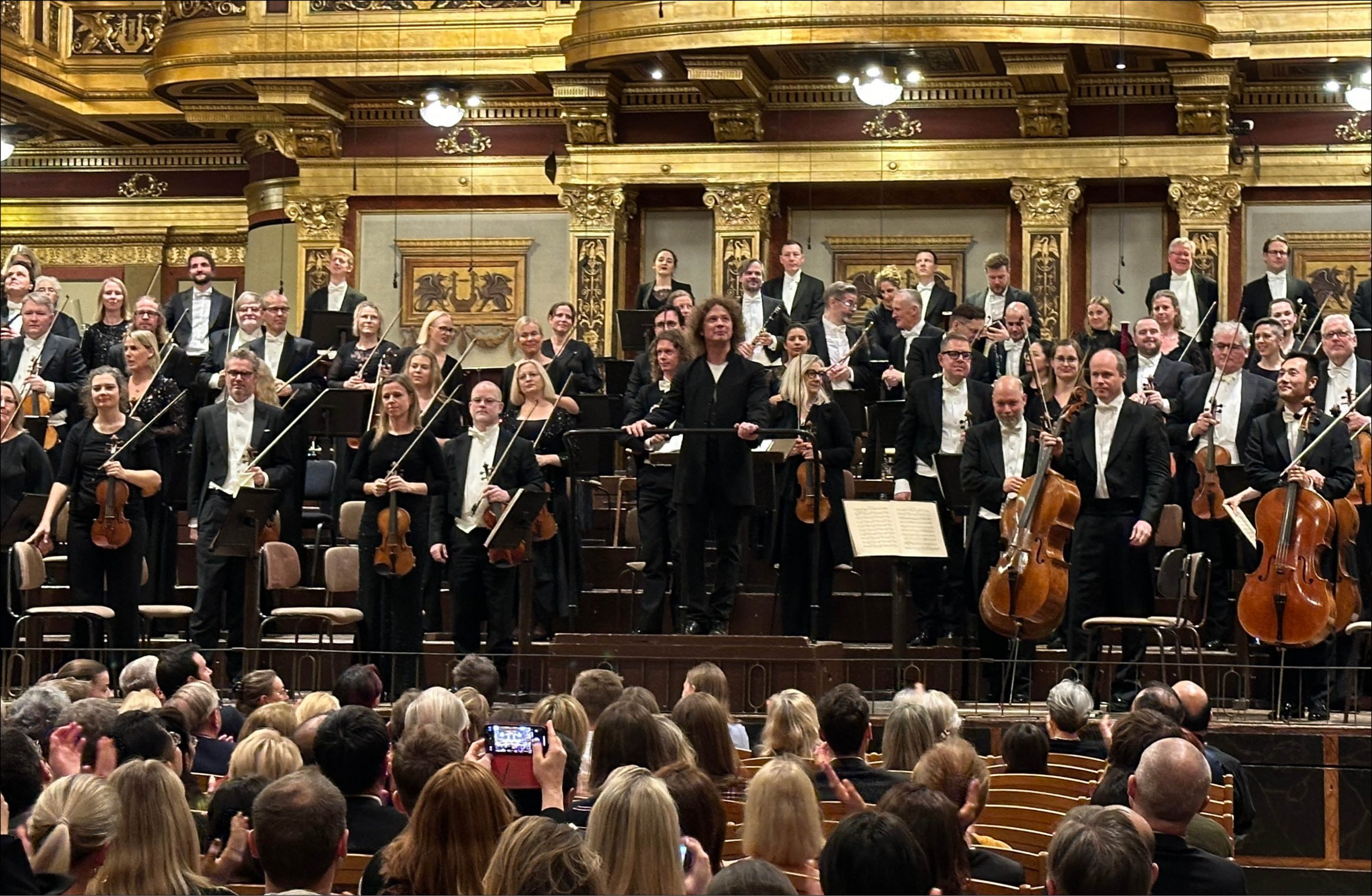 Göteborgs Symfoniker står på pulten i Musikverein och tar emot applåder.