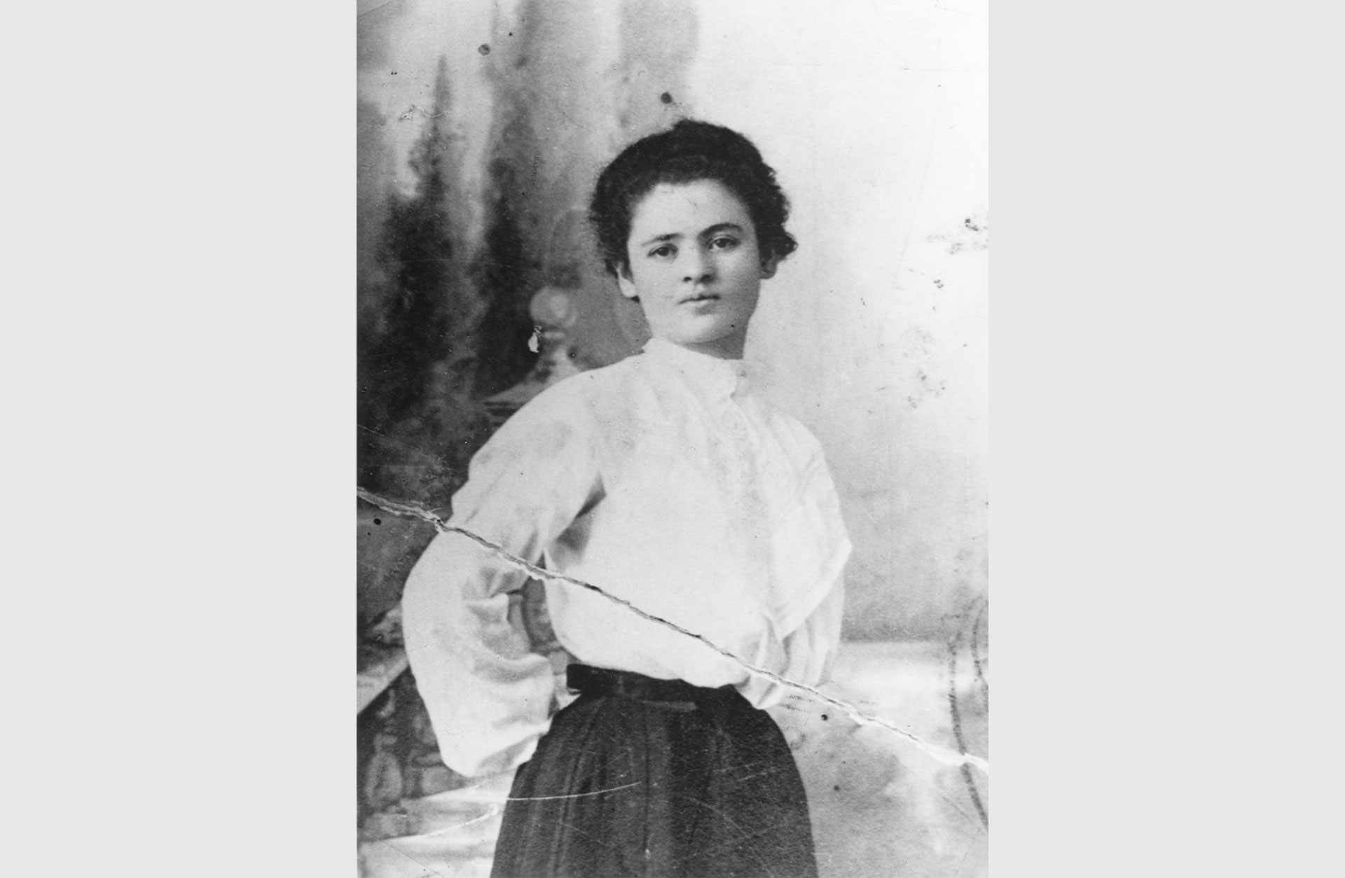 En svartvit portrttbild av Clara Lemlisch. Hon är klädd i mörk kjol, vit blus oh håret är uppsatt i en knut på huvudet.