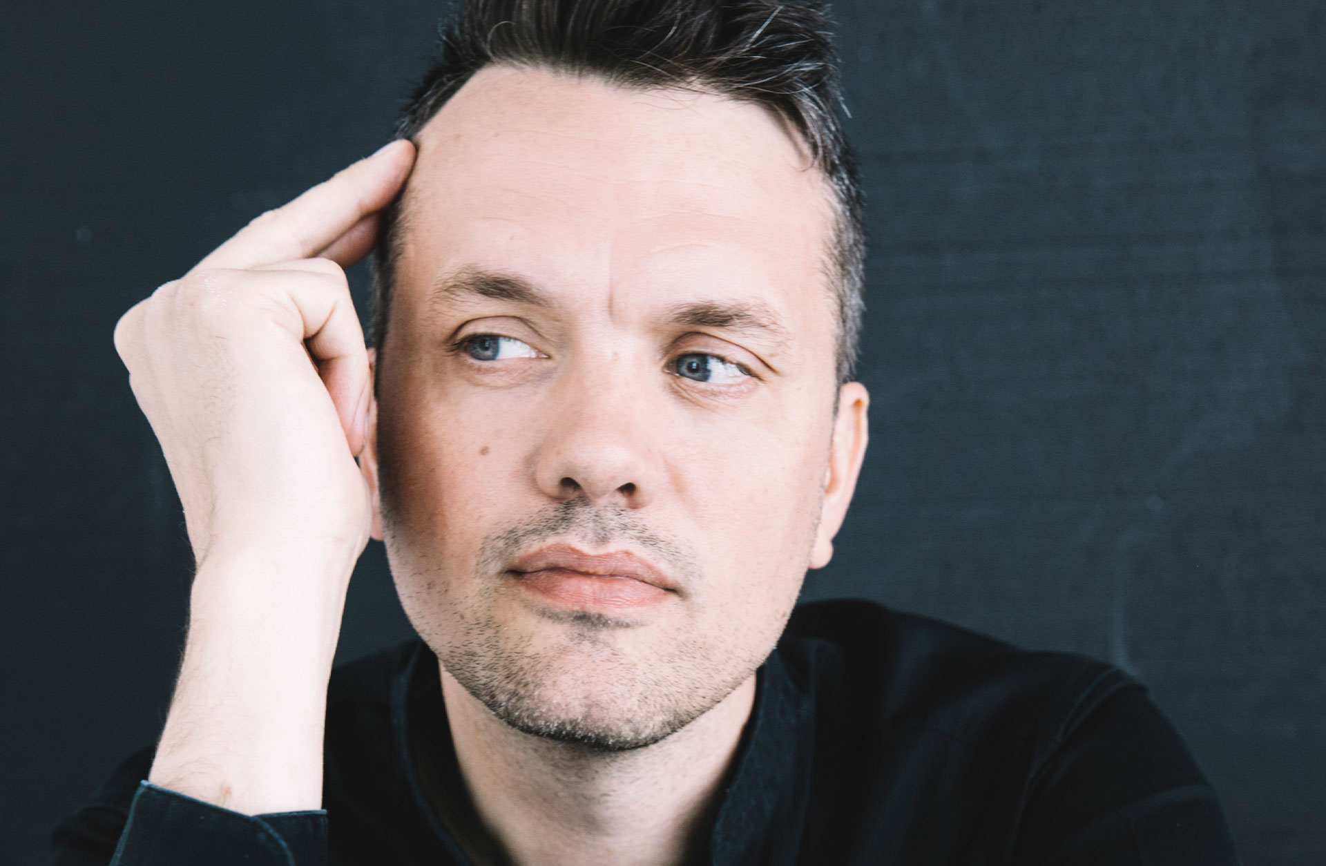 Porträttbild av Daníel Bjarnason. Han ser ut att sitta och tänka med blicken åt sidan.