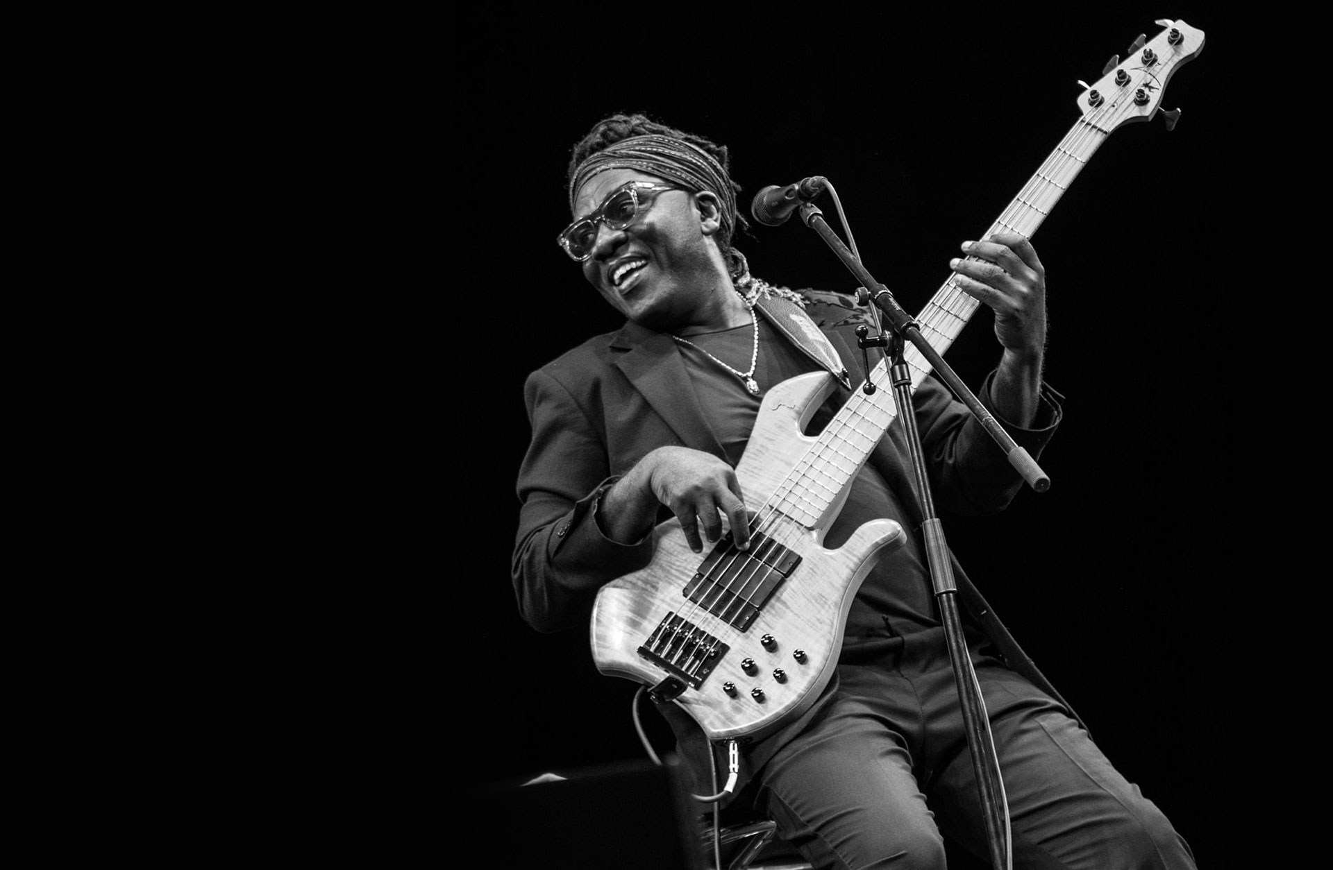 Svartvit bild på man med elgitarr på scen