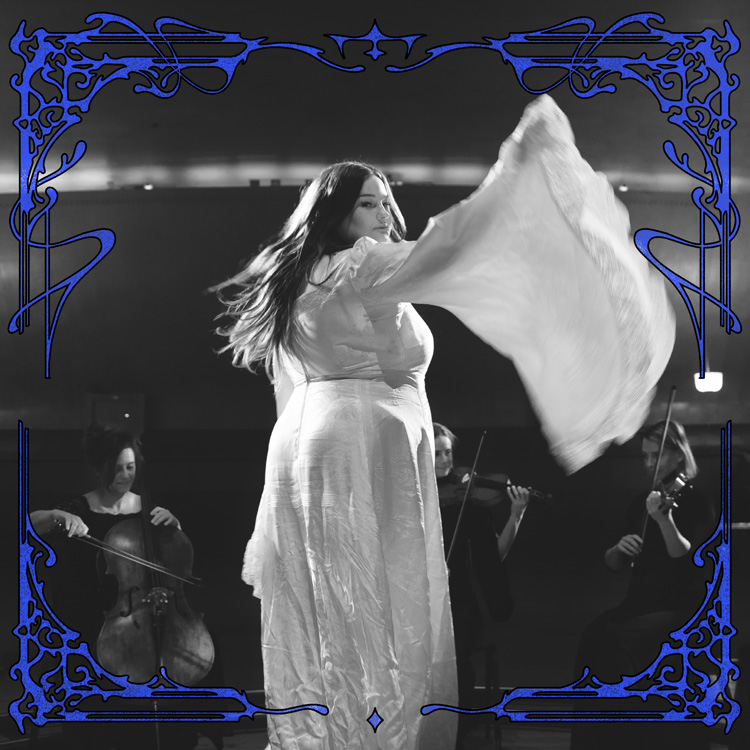 Artisten Sarah Klang står med ena armen upp framför några musiker ur Göteborgs Symfoniker.