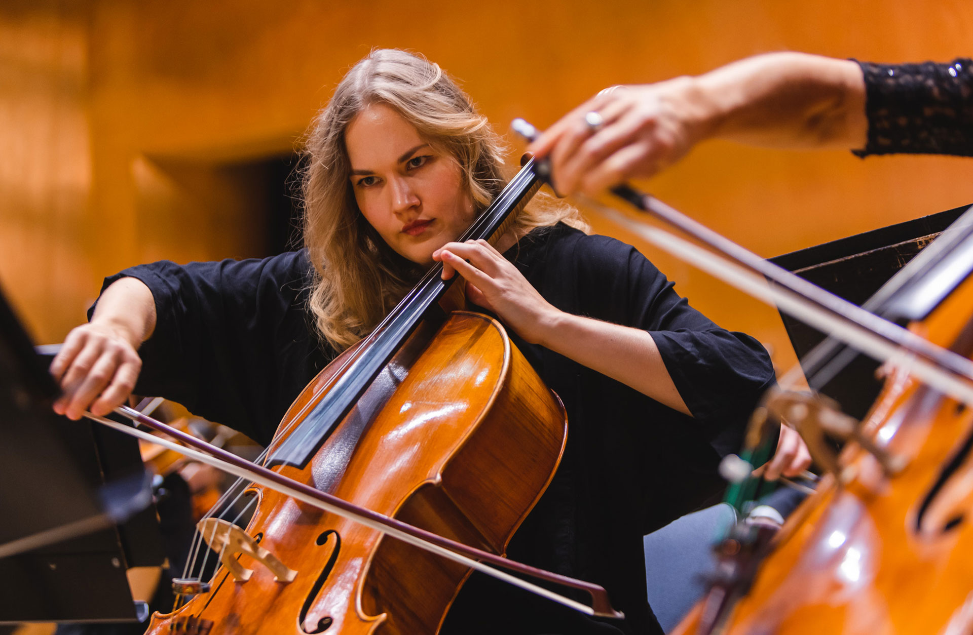 Cellist spelar kraftfullt på sitt instrument