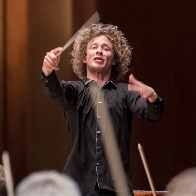 Dirigent Santtu-Matias Rouvali dirigerar orkestern.