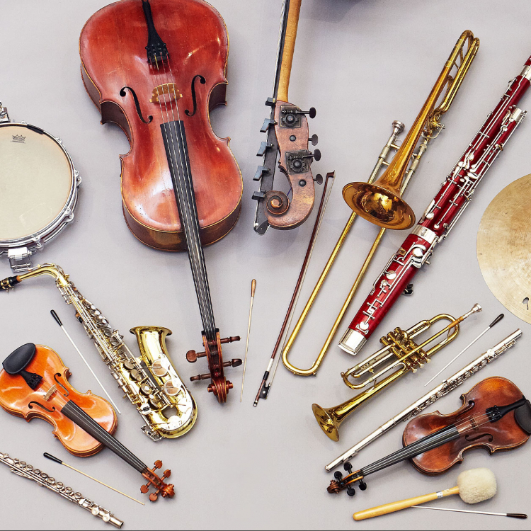 Ett bord fyllt av instrument