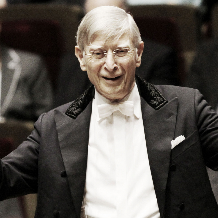 Herbert Blomstedt dirigerar orkester.