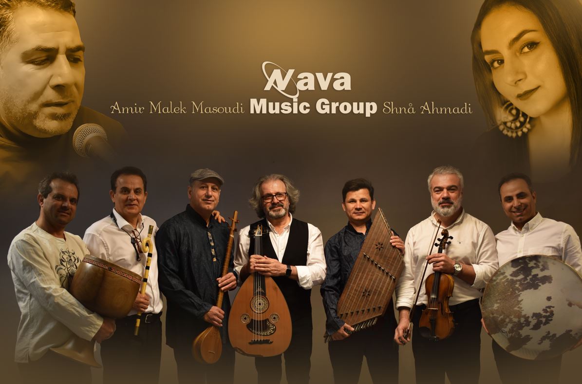 En bild på sju musiker med olika instrument. En kvinna i höger hörn och en man i vänster hörn.