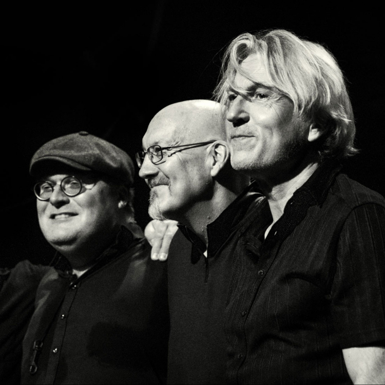 ensamblen Portable Infinity står på rad i profil mot svart bakgrund