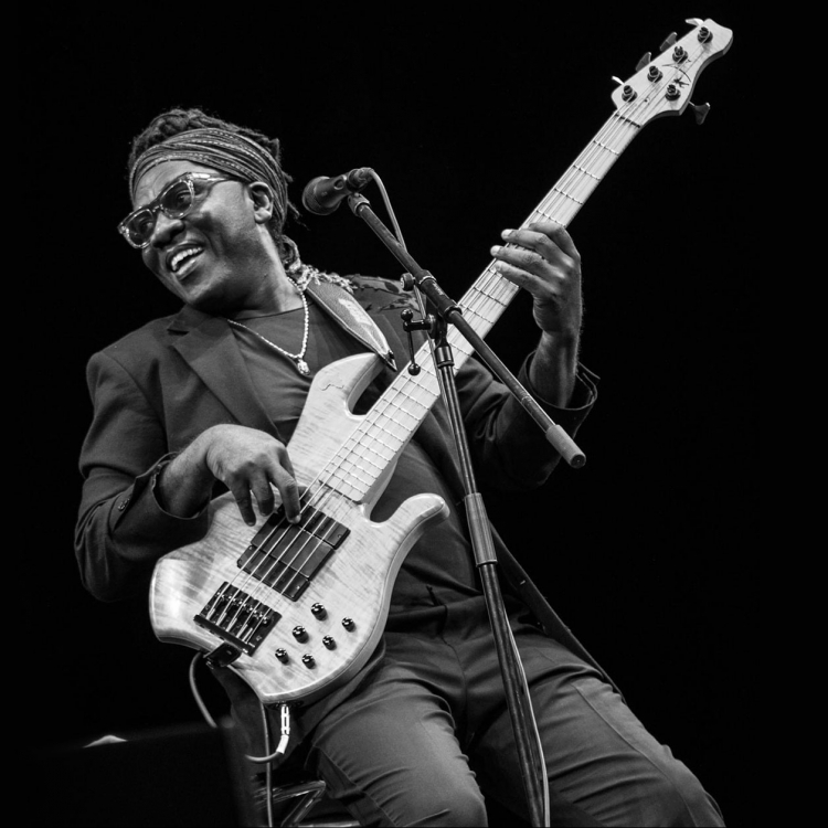 Svartvit bild på man med elgitarr på scen