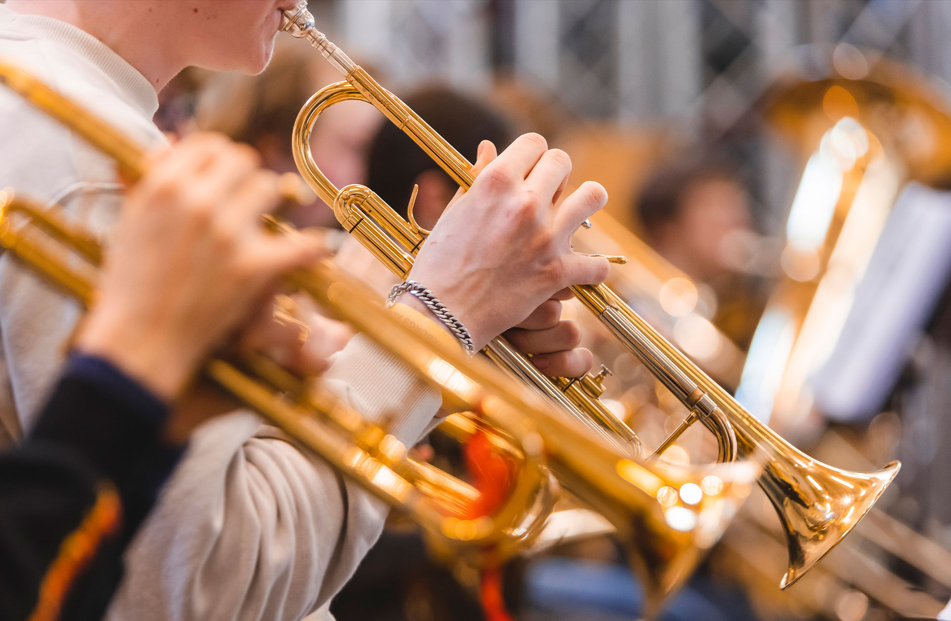 Närbild på händer som spelar trumpet